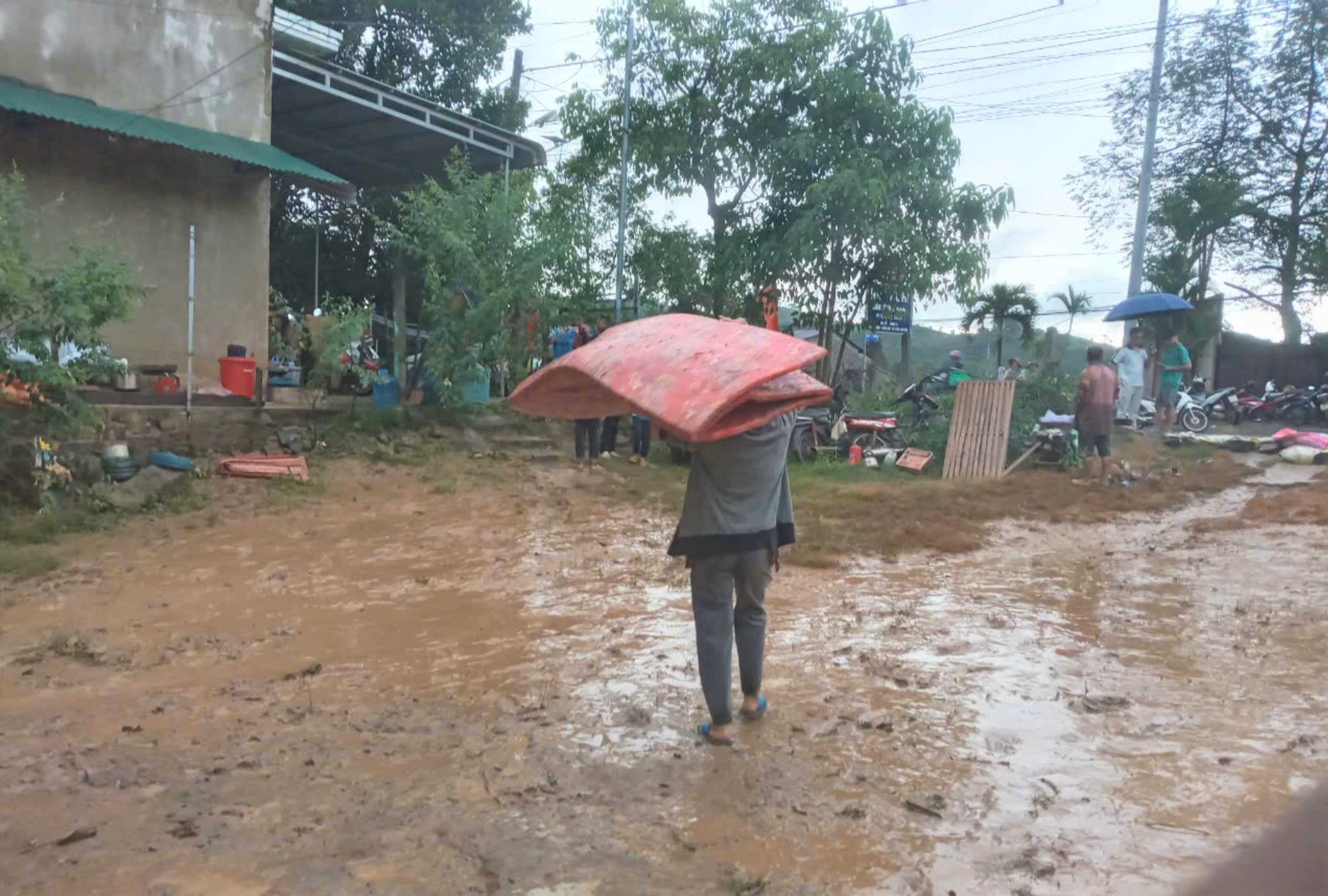 Nước sông dâng cao cuốn trôi nhiều vật dụng, xe máy của người dân tại Lâm Đồng- Ảnh 3.