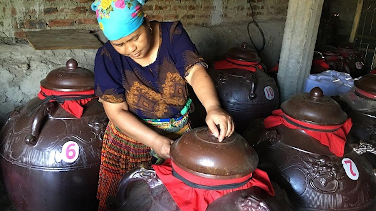 Chứng nhận đăng ký nhãn hiệu cho sản phẩm rượu Hang Chú đặc sản của huyện Bắc Yên - Ảnh 1.