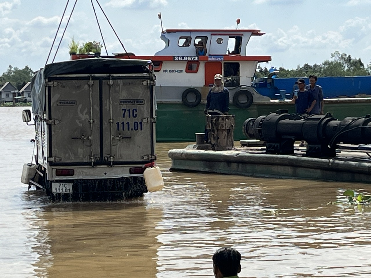 Xe tải lao từ trên phà xuống sông ở Tiền Giang đã được trục vớt thành công- Ảnh 1.