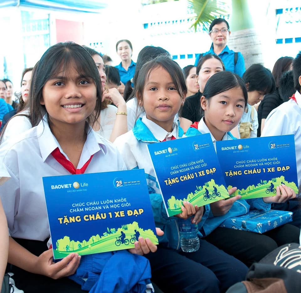 Bảo Việt tặng học bổng "Quỹ xe đạp chở ước mơ" cho trẻ em nghèo hiếu học trong gần 20 năm qua - Ảnh 1.