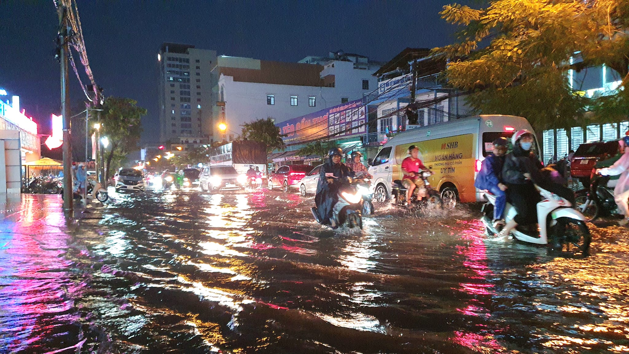 Cần Thơ ngập nặng sau mưa lớn là do hệ thống cống thoát nước lâu ngày chưa cải tạo - Ảnh 1.