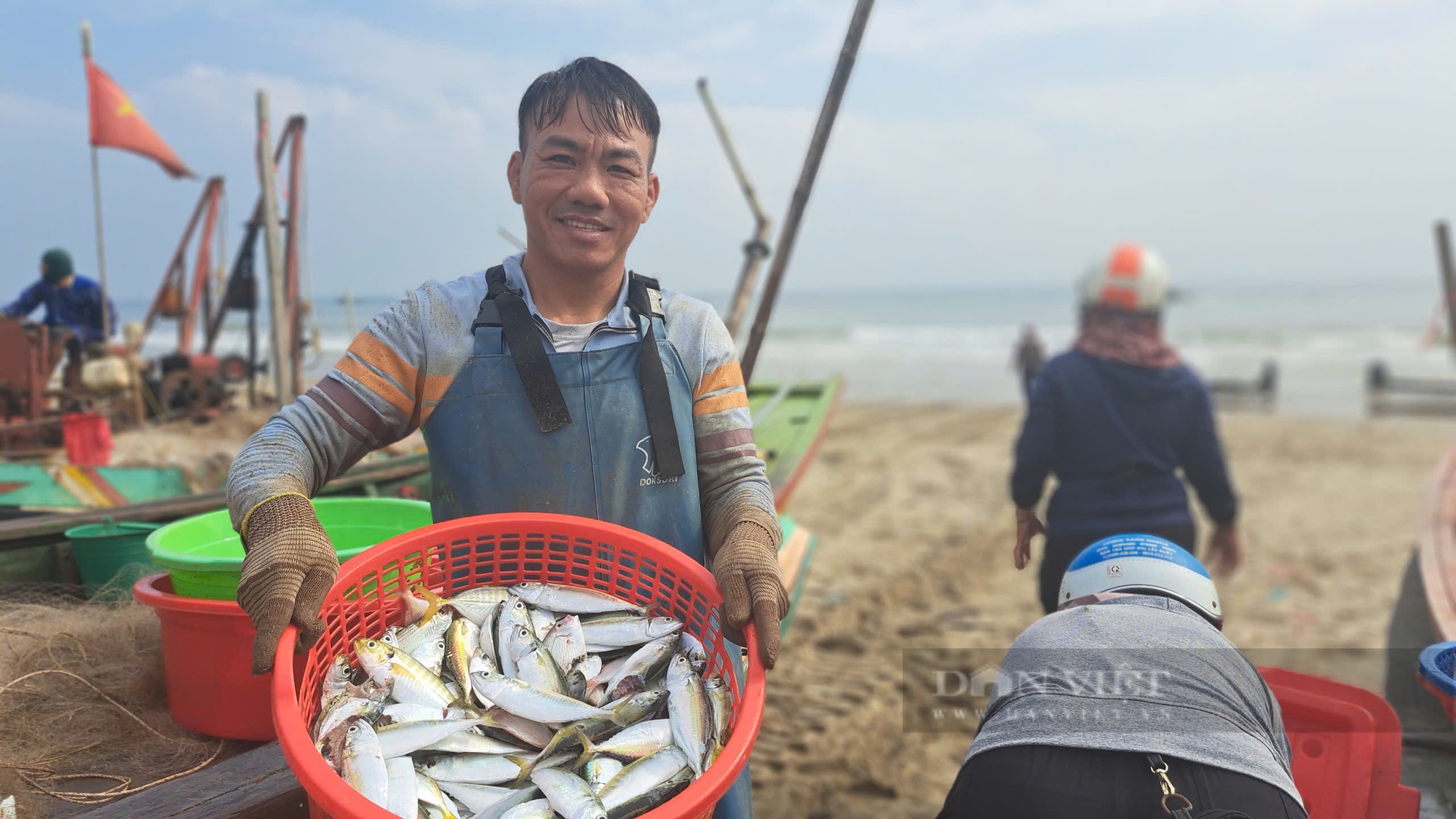 Hà Tĩnh: Ngư dân phấn khởi trúng đậm cá bạc má gần bờ- Ảnh 1.