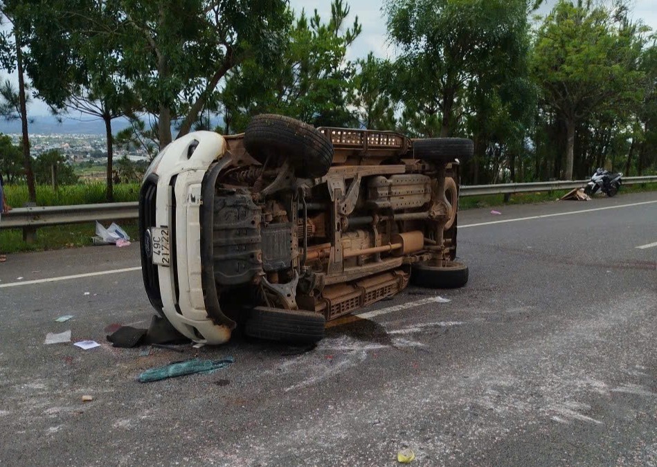 Tai nạn trên cao tốc Liên Khương - Prenn, xe bán tải lật nhào - Ảnh 2.