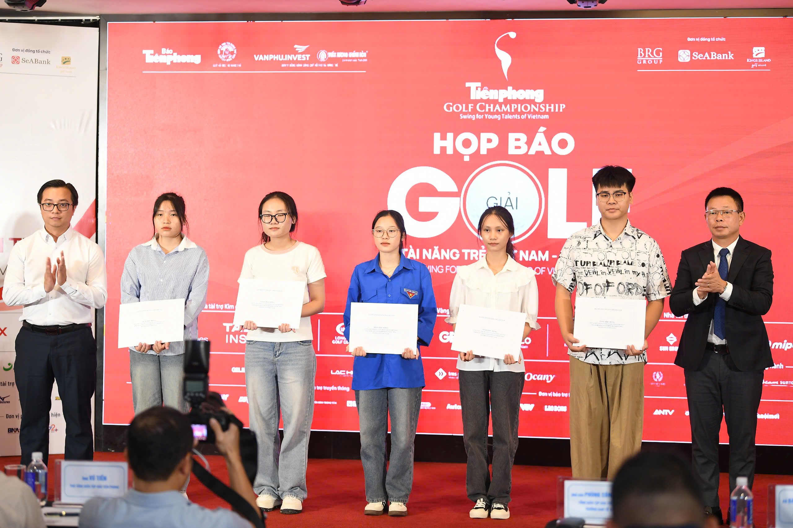 Giải golf vì tài năng trẻ Việt Nam 2024 trao tặng 5 suất học bổng cho học sinh, sinh viên nghèo  - Ảnh 2.