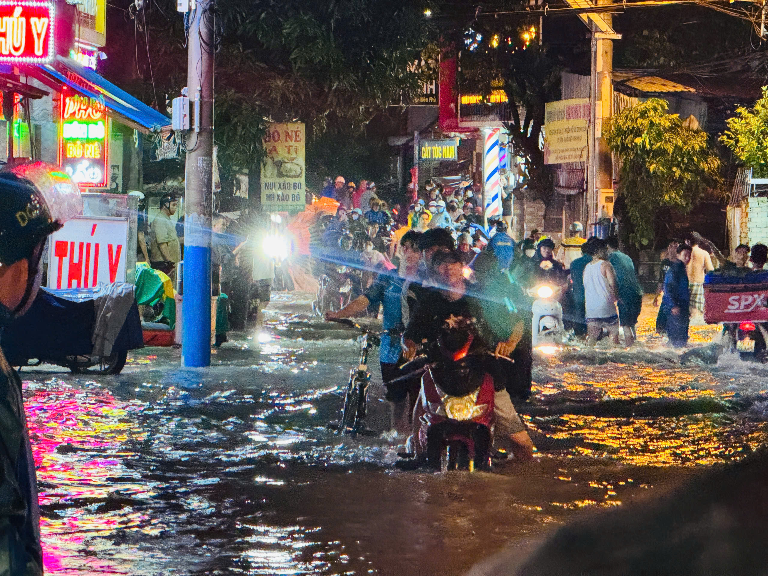 Mưa lớn nhiều tuyến đường thường xuyên ngập nặng ở Thủ Đức, người dân nói chọn cảnh “sống chung - Ảnh 3.