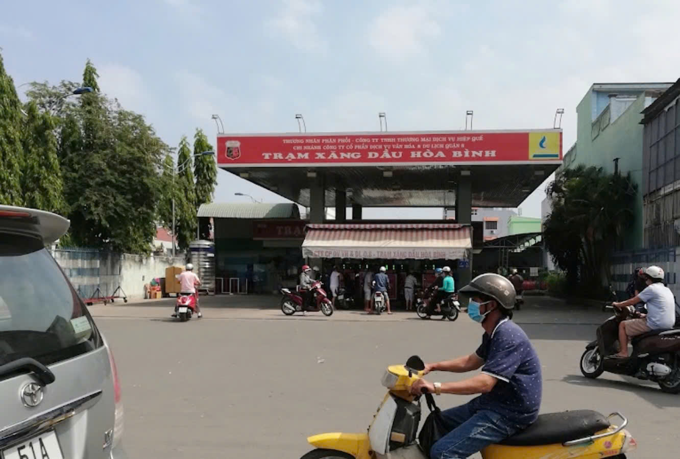 Nhân viên trạm xăng Hòa Bình ở Bình Chánh đe dọa đòi hành hung khách hàng - Ảnh 1.