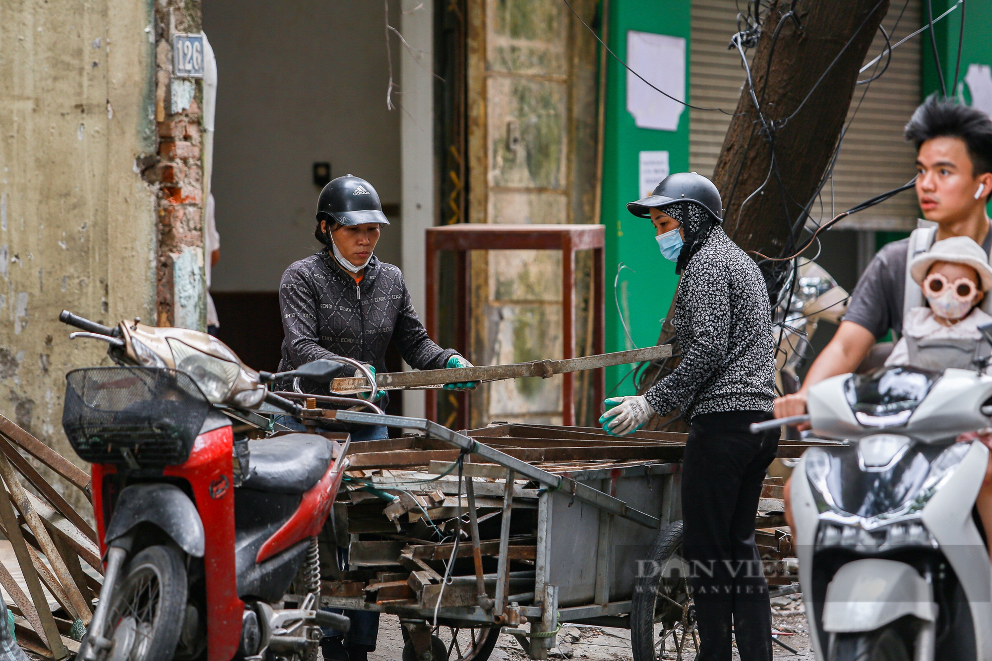 Người dân xuyên trưa tháo dỡ công trình, giao đất mở rộng đường Nguyễn Tuân, Hà Nội- Ảnh 10.