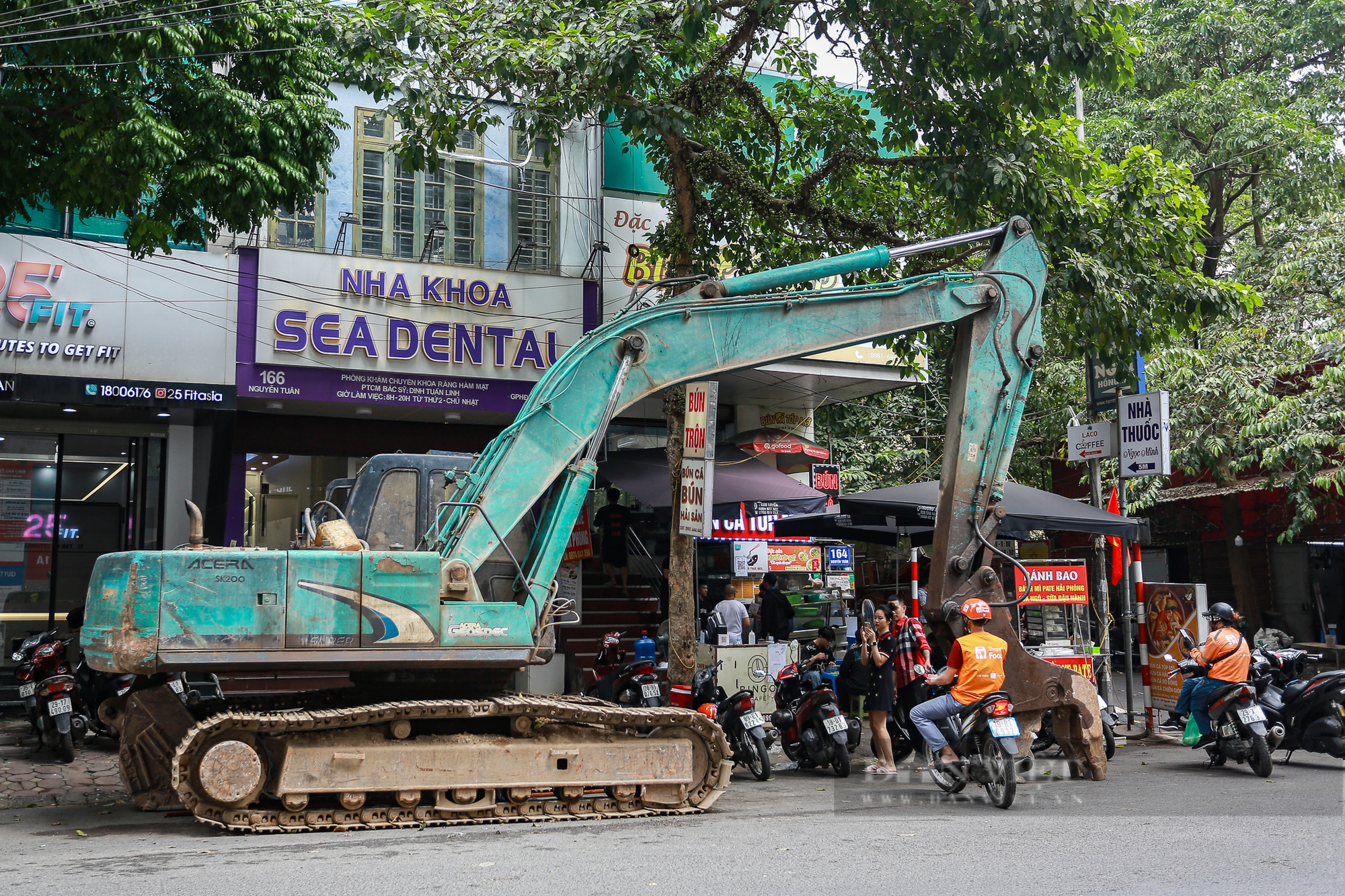 Người dân xuyên trưa tháo dỡ công trình, giao đất mở rộng đường Nguyễn Tuân, Hà Nội- Ảnh 14.