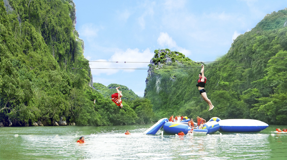 Đu zipline trên sông Chày, tắm bùn trong Hang Tối ở Quảng Bình - Ảnh 1.