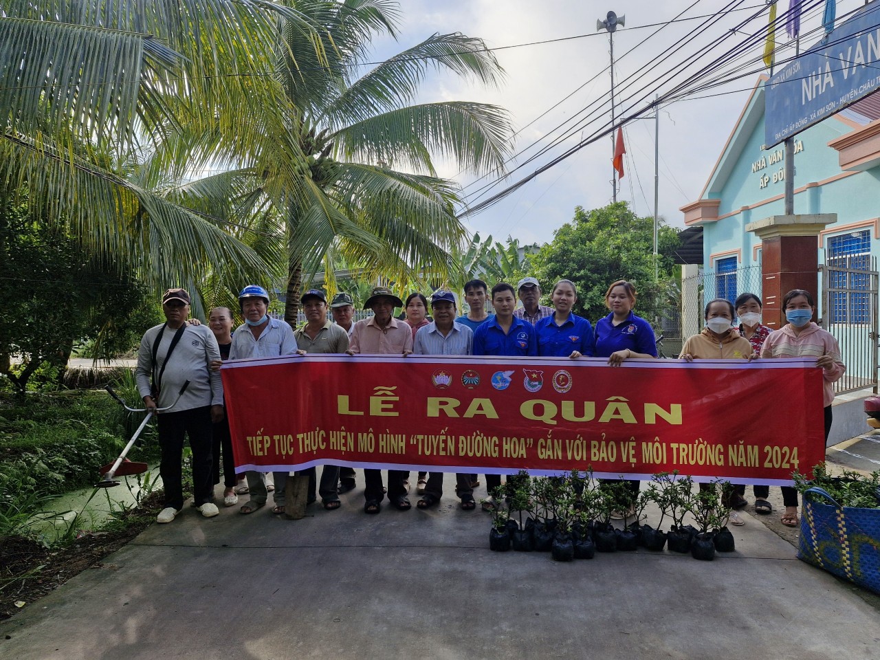 Ở xã này của Tiền Giang, tuyến đường hoa nông thôn mới đẹp tinh tươm, rác thải "tự biến mất" - Ảnh 1.