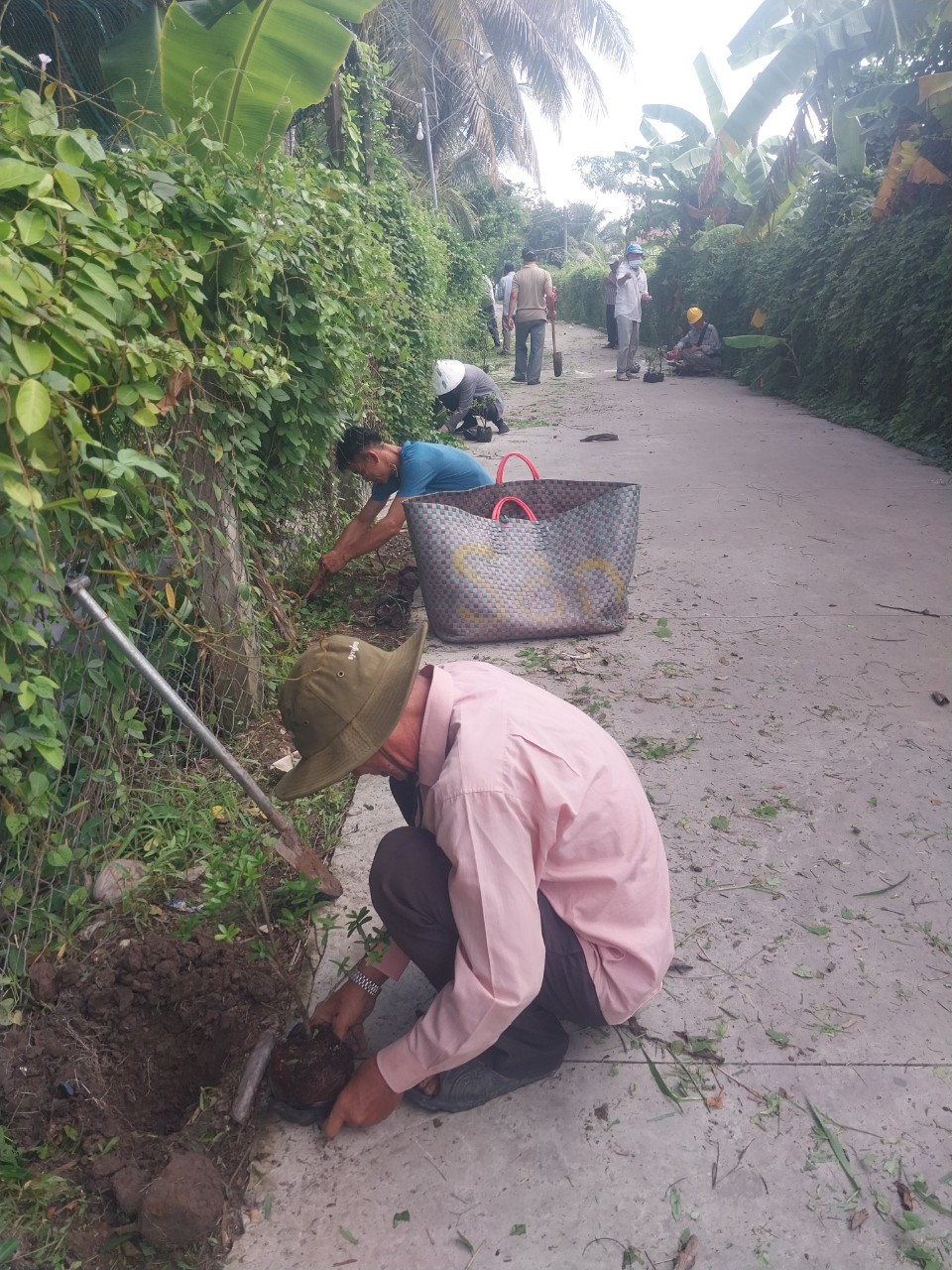 Ở xã này của Tiền Giang, tuyến đường hoa nông thôn mới đẹp tinh tươm, rác thải "tự biến mất" - Ảnh 3.