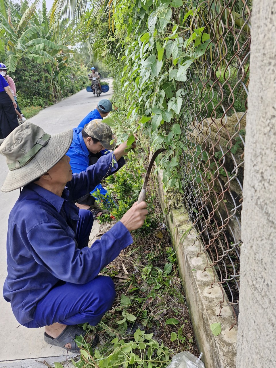 Ở xã này của Tiền Giang, tuyến đường hoa nông thôn mới đẹp tinh tươm, rác thải "tự biến mất" - Ảnh 4.