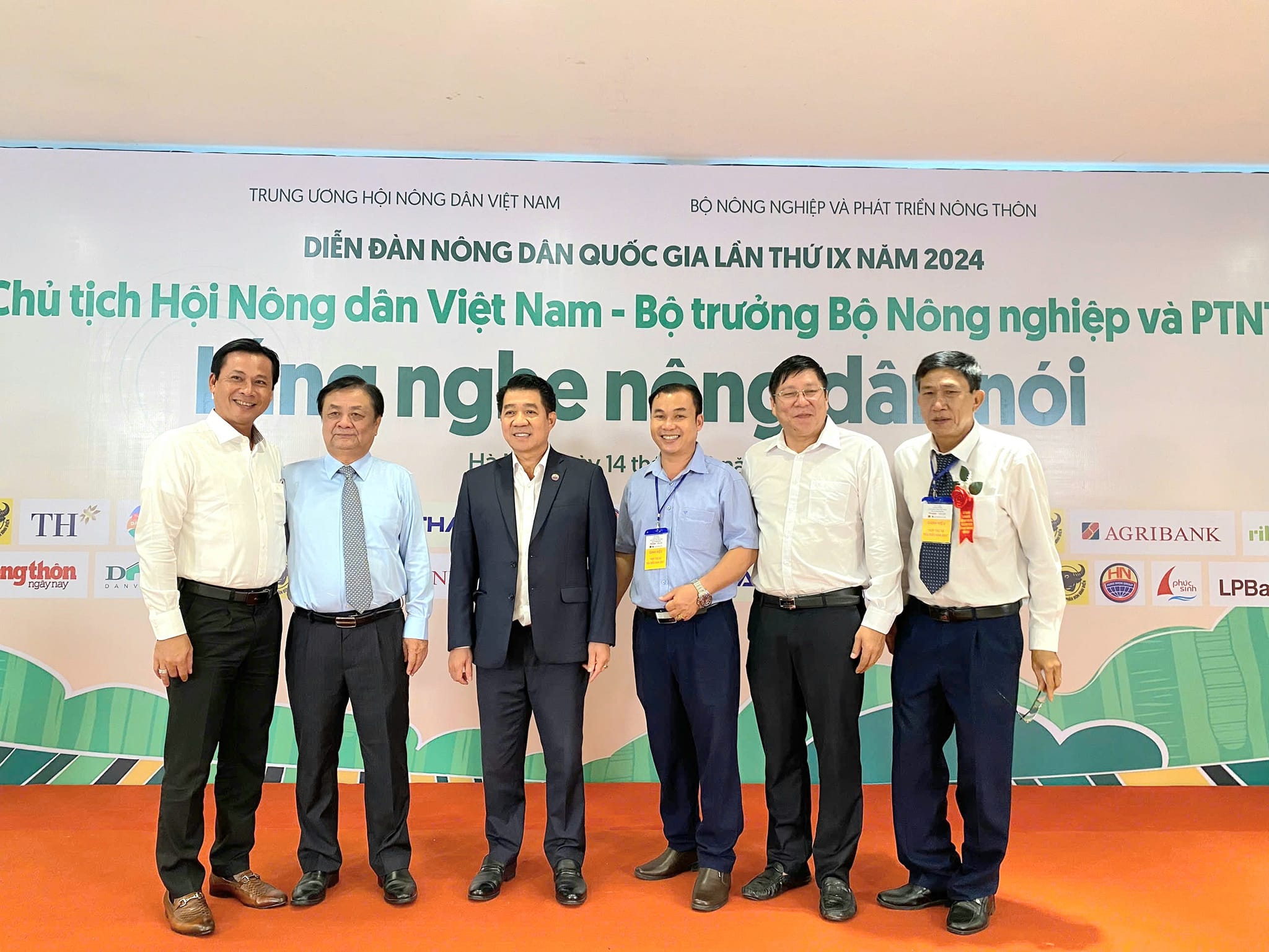 Nông dân mong được gặp gỡ, chia sẻ nhiều hơn với Chủ tịch Hội Nông dân Việt Nam, Bộ trưởng Bộ Nông nghiệp PTNT - Ảnh 1.