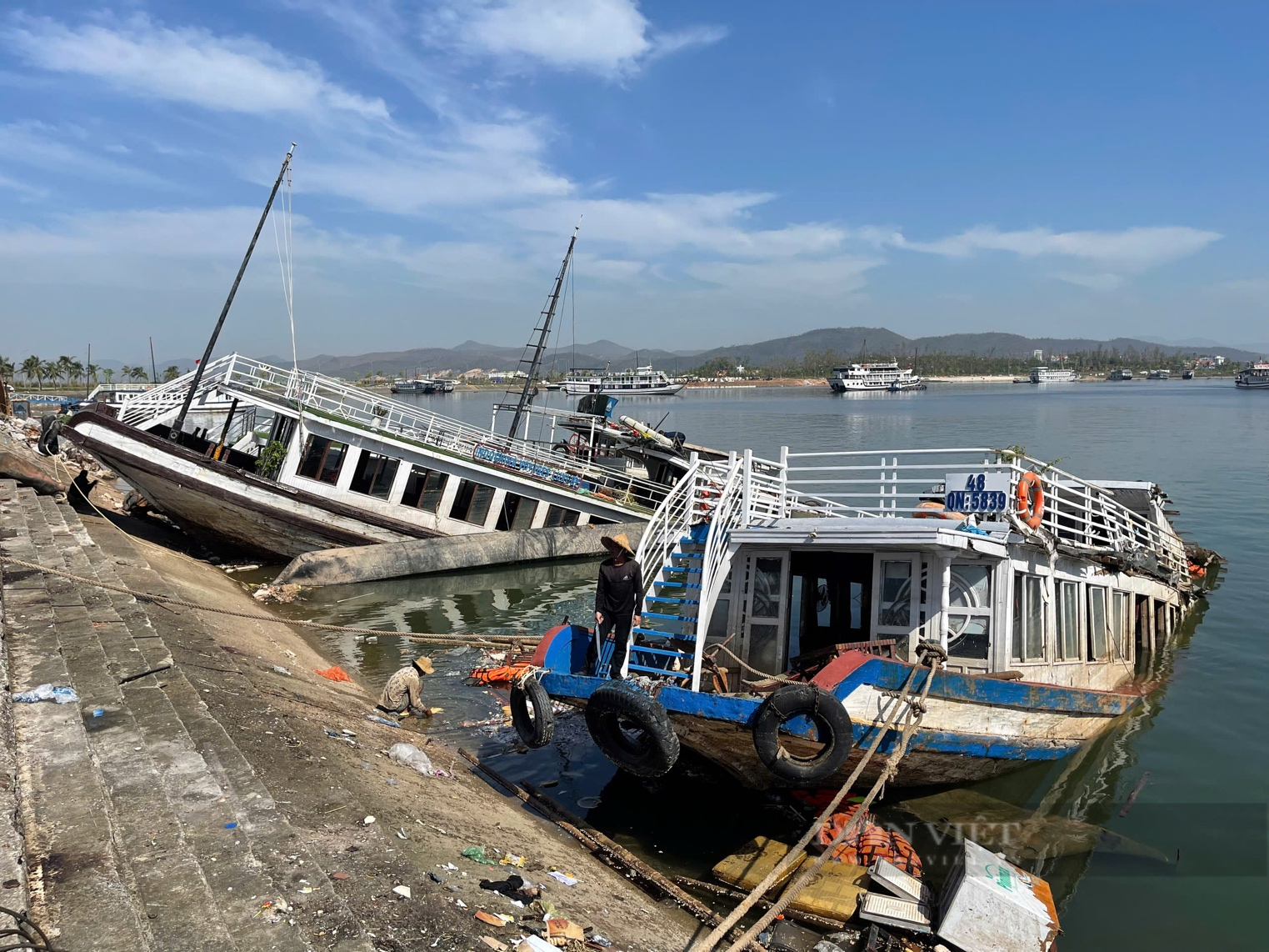 Ngâm nước quá lâu do cơn bão số 3, nhiều tàu du lịch ở Hạ Long trở thành phế liệu - Ảnh 2.