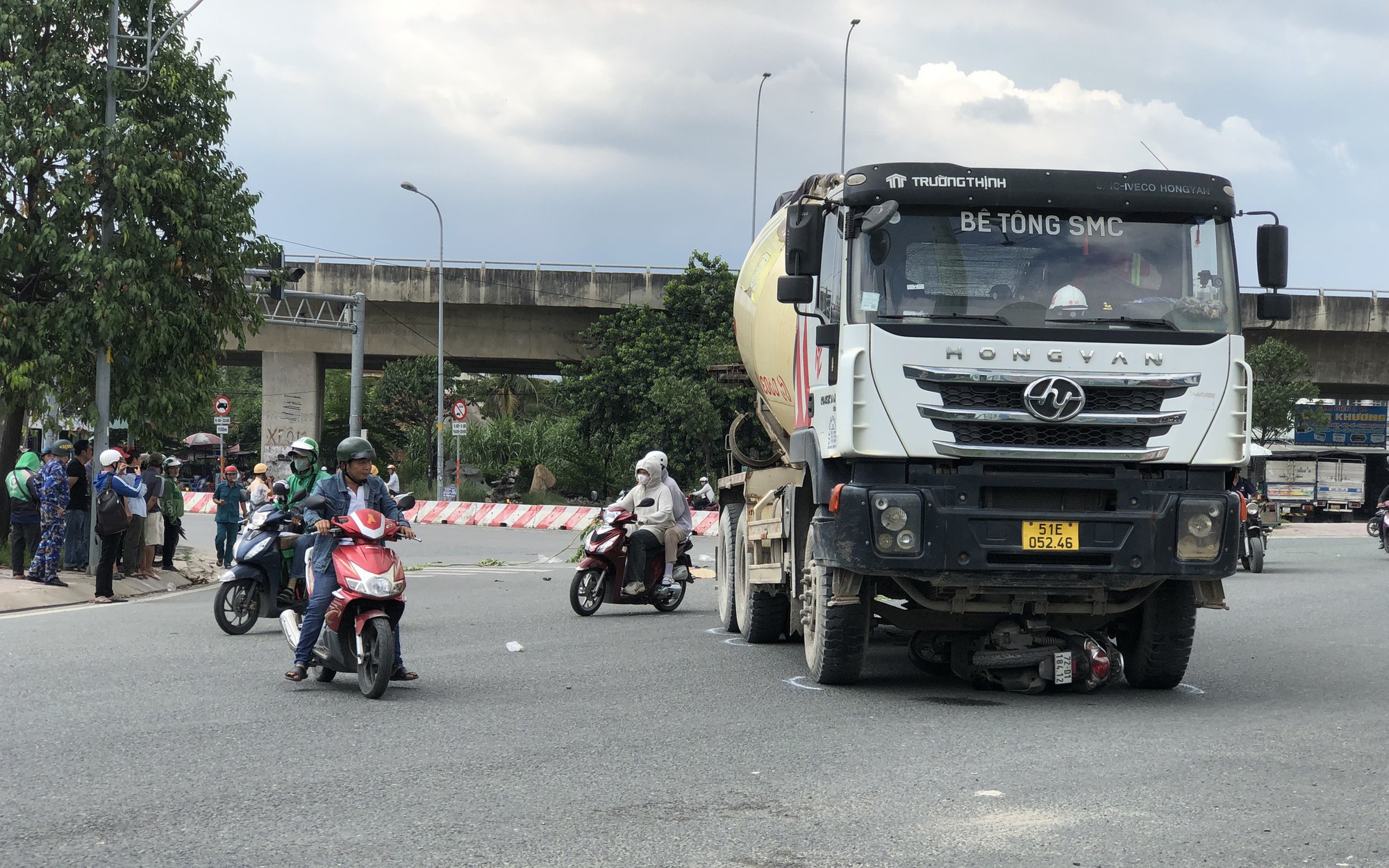 Sinh viên đi bộ băng qua đường xe tải chạy chỉ vì nhanh hơn một tí- Ảnh 4.