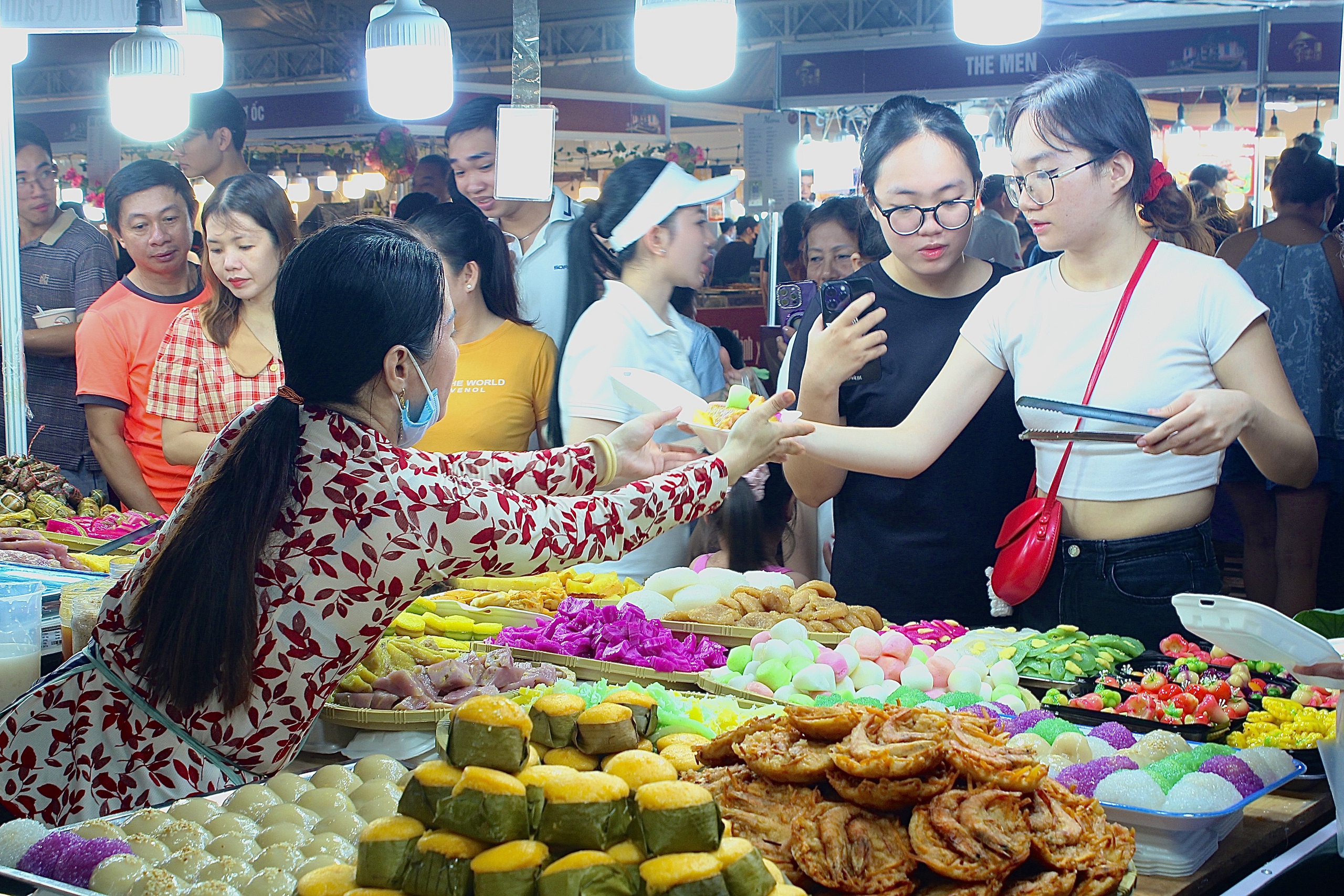 Hàng nghìn người thưởng thức "đại tiệc" bánh dân gian tại TP.HCM - Ảnh 3.