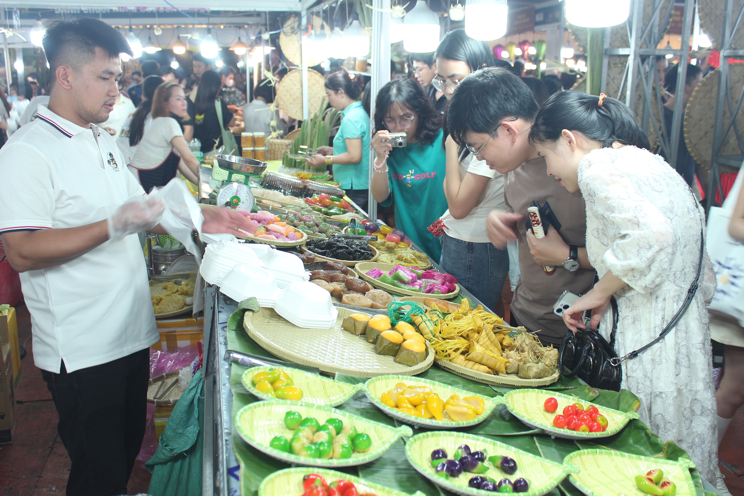 Hàng nghìn người thưởng thức "đại tiệc" bánh dân gian tại TP.HCM - Ảnh 5.