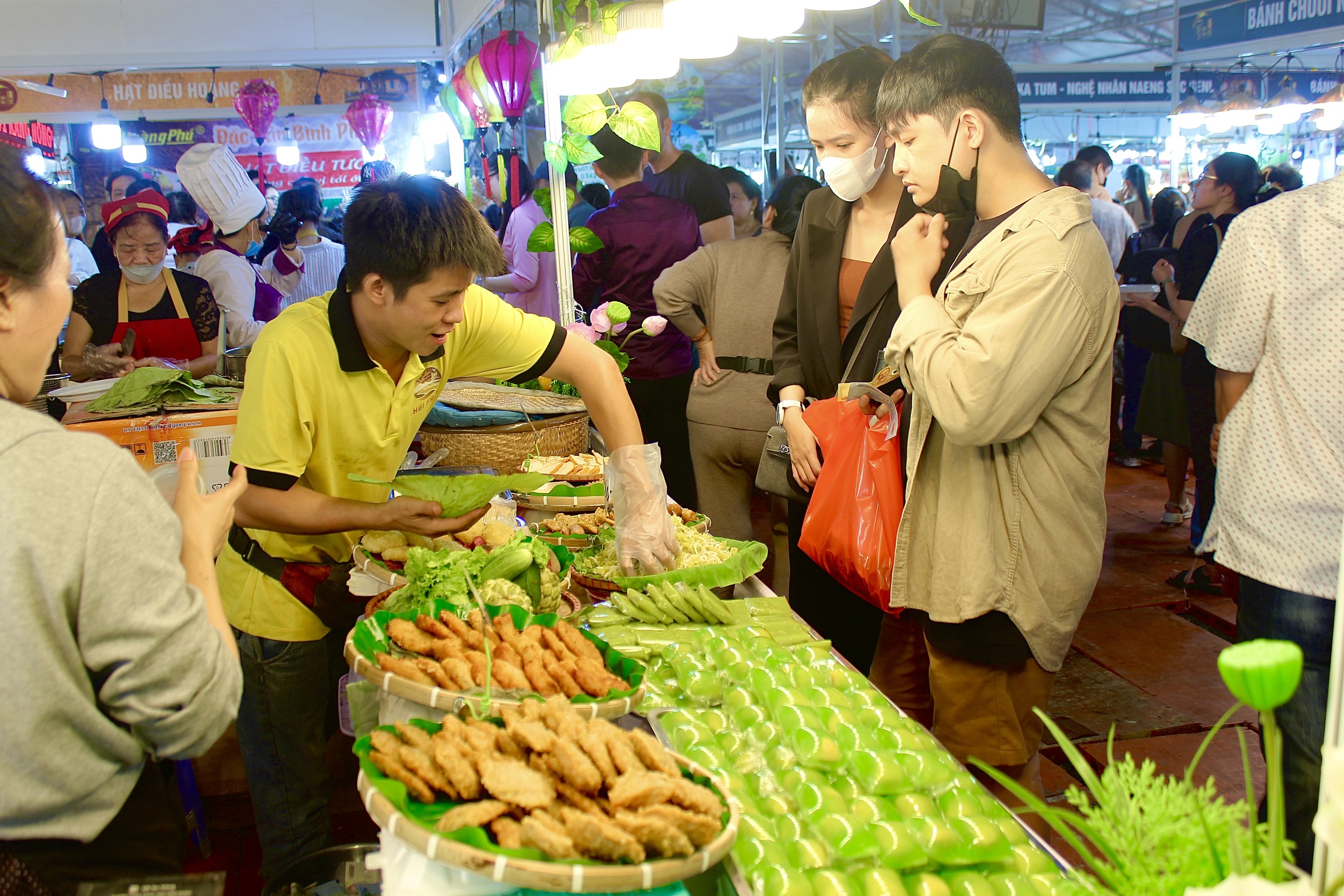 Hàng nghìn người thưởng thức "đại tiệc" bánh dân gian tại TP.HCM - Ảnh 7.