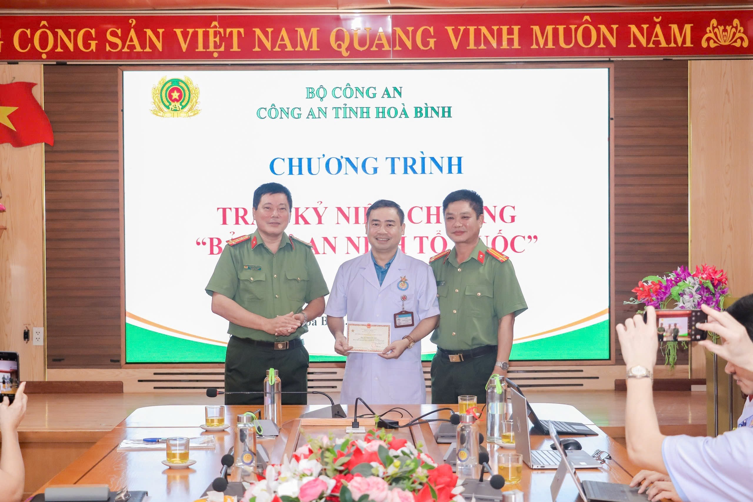 Giám đốc BVĐK tỉnh Hòa Bình nhận Kỷ niệm chương "Bảo vệ an ninh tổ quốc" - Ảnh 1.