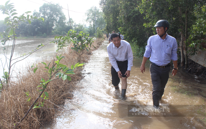 Triều cường và mưa lớn gây ngập, lãnh đạo tỉnh Đồng Nai xắn quần, lội nước đi kiểm tra ngập úng- Ảnh 2.