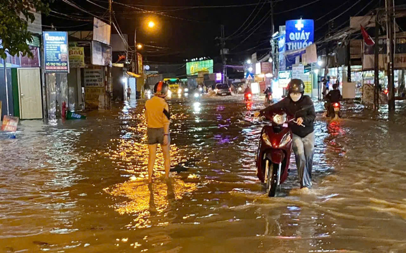 Triều cường và mưa lớn gây ngập, lãnh đạo tỉnh Đồng Nai xắn quần, lội nước đi kiểm tra ngập úng- Ảnh 7.