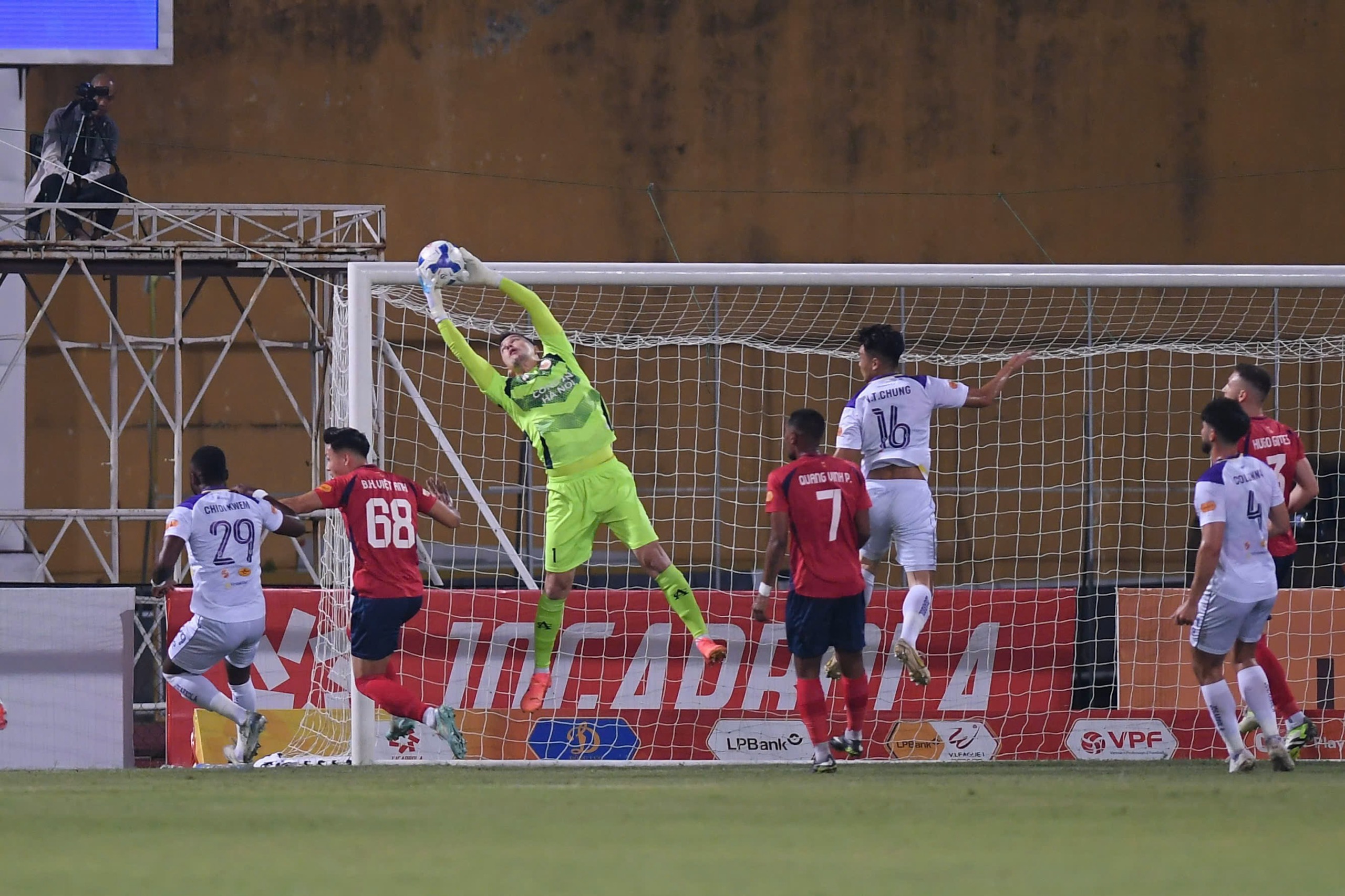 Striker Pham Tuan Hai scored in the 104th minute, Hanoi FC equalized CAHN Club - Photo 6.