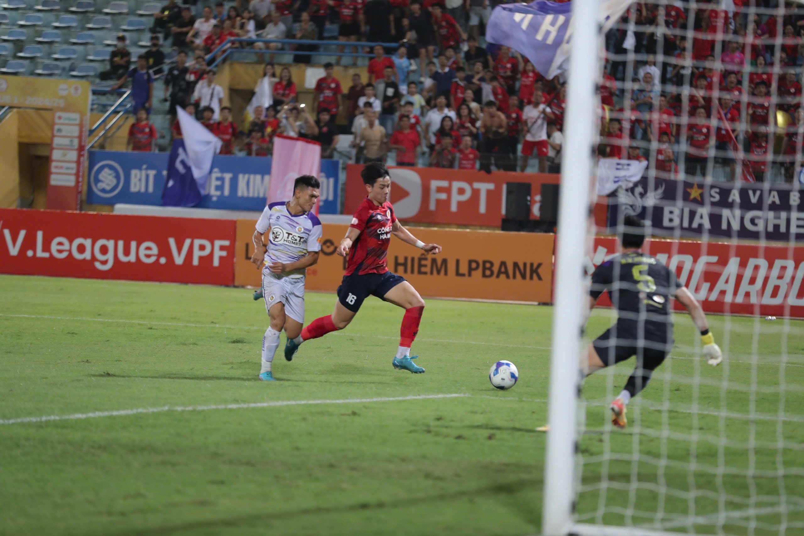 Striker Pham Tuan Hai scored in the 104th minute, Hanoi FC equalized CAHN Club - Photo 14.