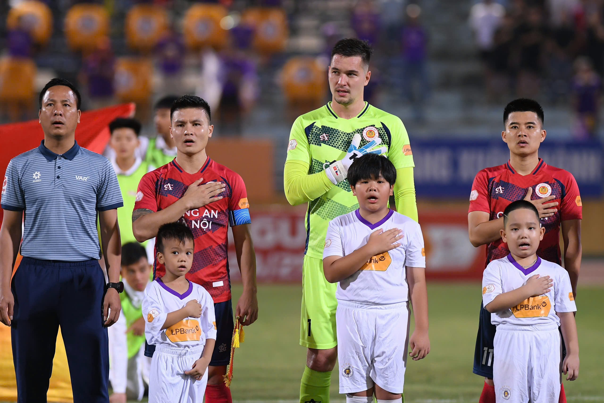 Striker Pham Tuan Hai scored in the 104th minute, Hanoi FC equalized CAHN Club - Photo 4.