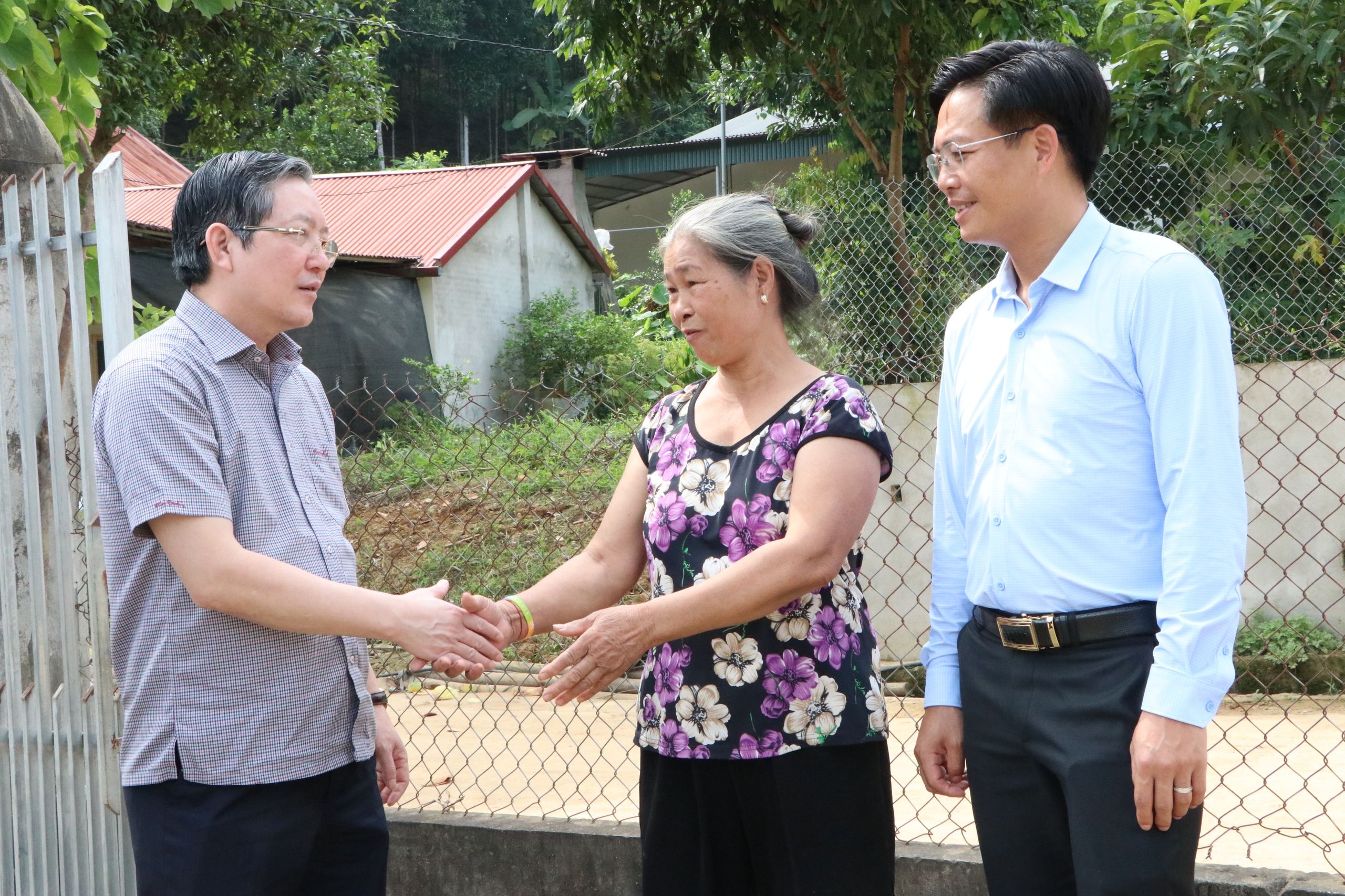 Chủ tịch Hội NDVN Lương Quốc Đoàn đến từng hộ dân ở Lào Cai để thăm, tặng quà để khắc phục hậu quả bão Yagi- Ảnh 9.