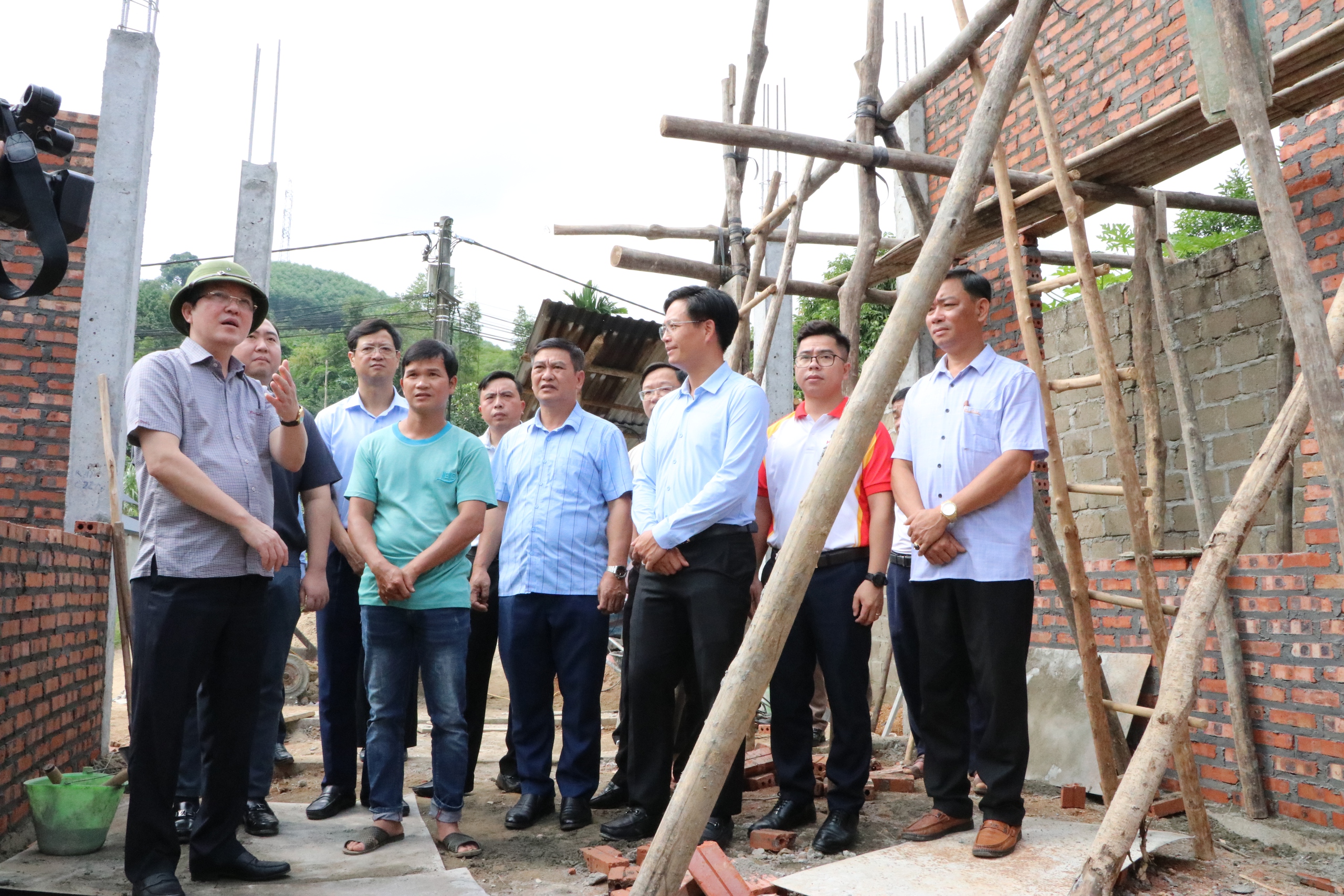 Chủ tịch Hội NDVN Lương Quốc Đoàn đến từng hộ dân ở Lào Cai để thăm, tặng quà để khắc phục hậu quả bão Yagi- Ảnh 10.