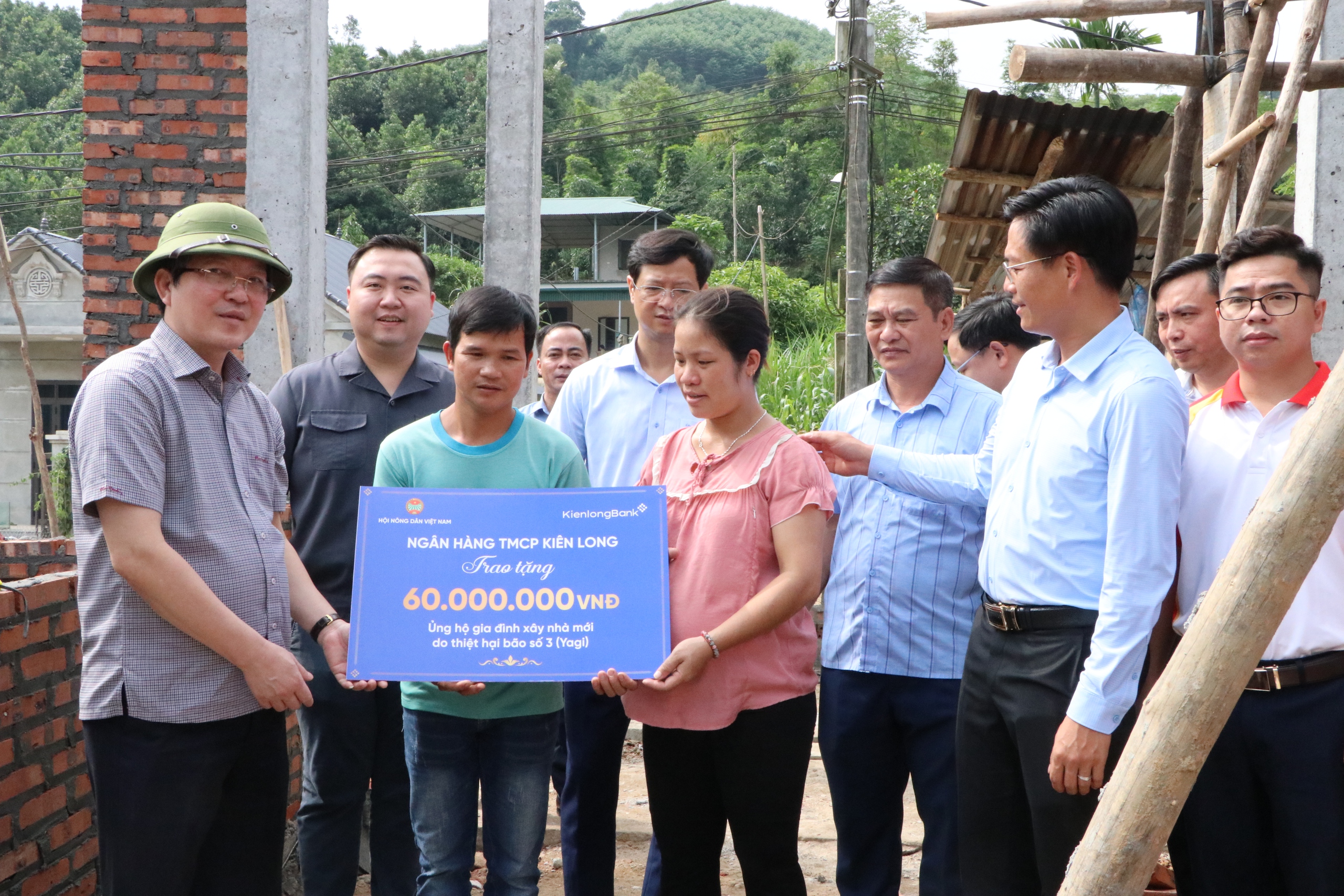 Chủ tịch Hội NDVN Lương Quốc Đoàn đến từng hộ dân ở Lào Cai để thăm, tặng quà để khắc phục hậu quả bão Yagi- Ảnh 11.