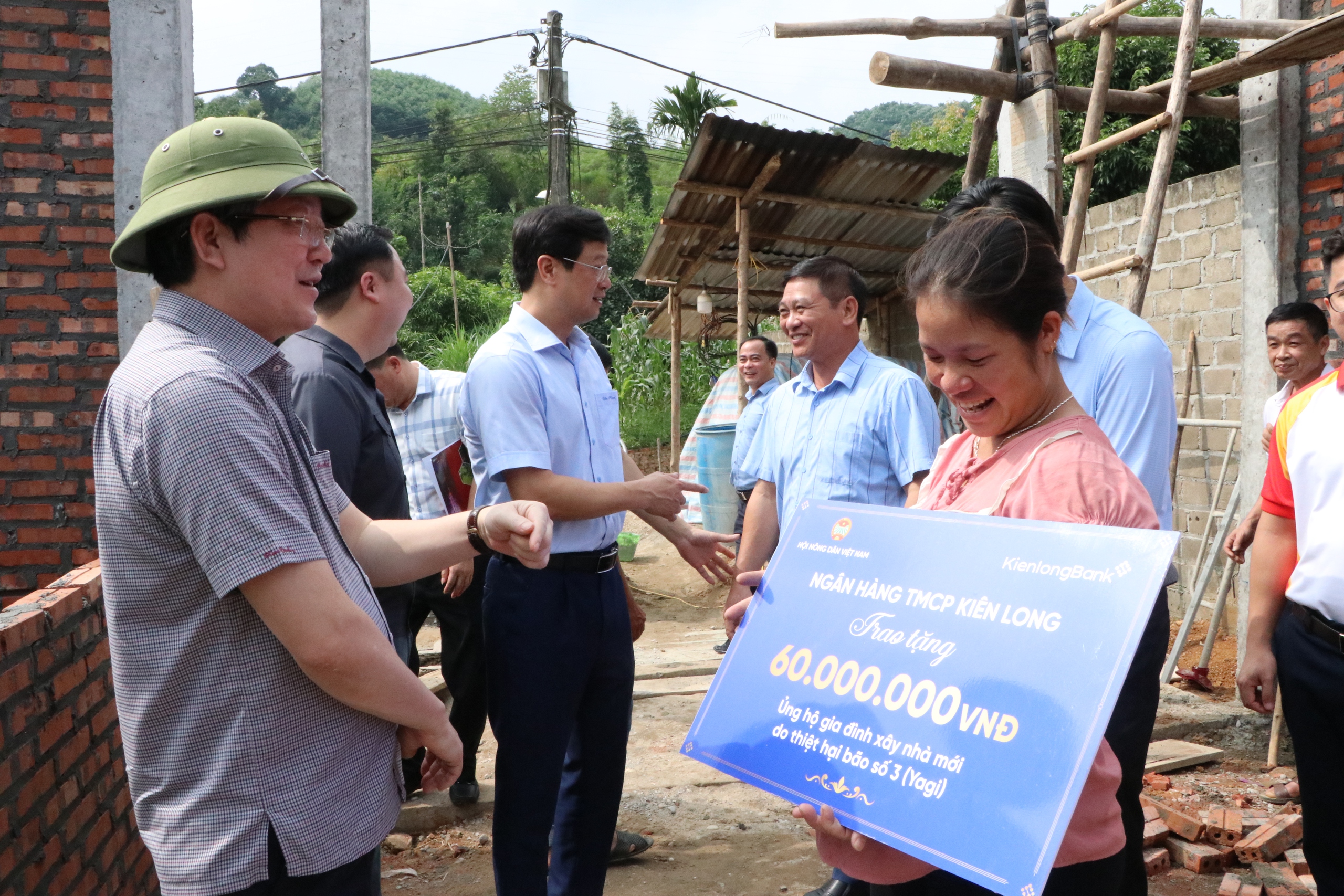 Chủ tịch Hội NDVN Lương Quốc Đoàn đến từng hộ dân ở Lào Cai để thăm, tặng quà để khắc phục hậu quả bão Yagi- Ảnh 12.