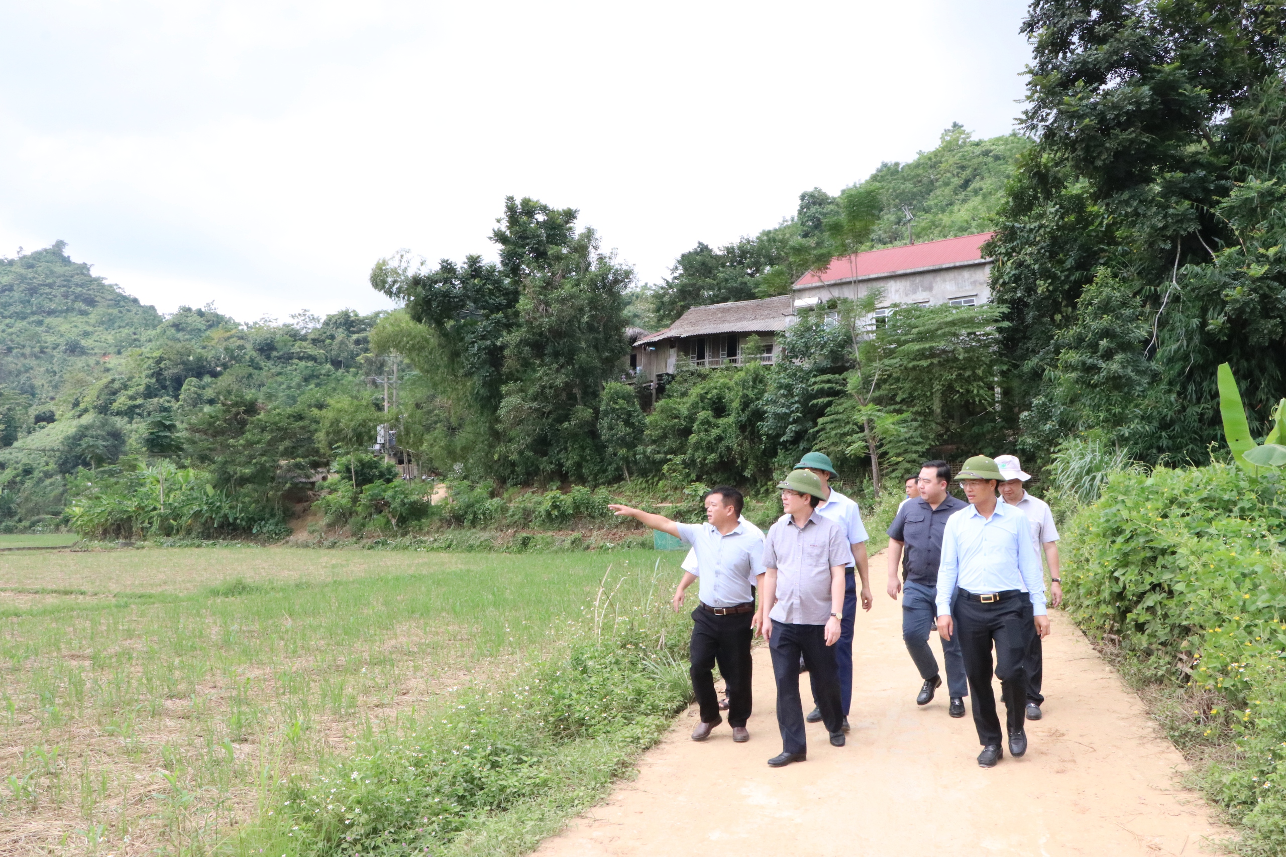 Chủ tịch Hội NDVN Lương Quốc Đoàn đến từng hộ dân ở Lào Cai để thăm, tặng quà để khắc phục hậu quả bão Yagi- Ảnh 19.