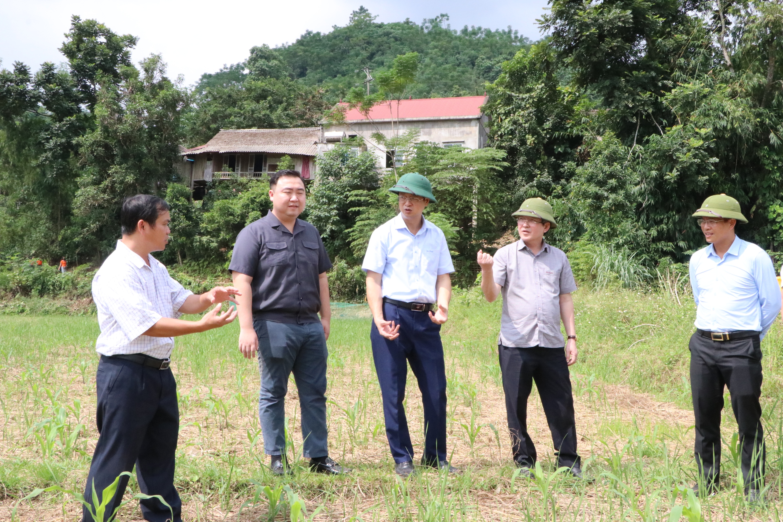 Chủ tịch Hội NDVN Lương Quốc Đoàn đến từng hộ dân ở Lào Cai để thăm, tặng quà để khắc phục hậu quả bão Yagi- Ảnh 21.