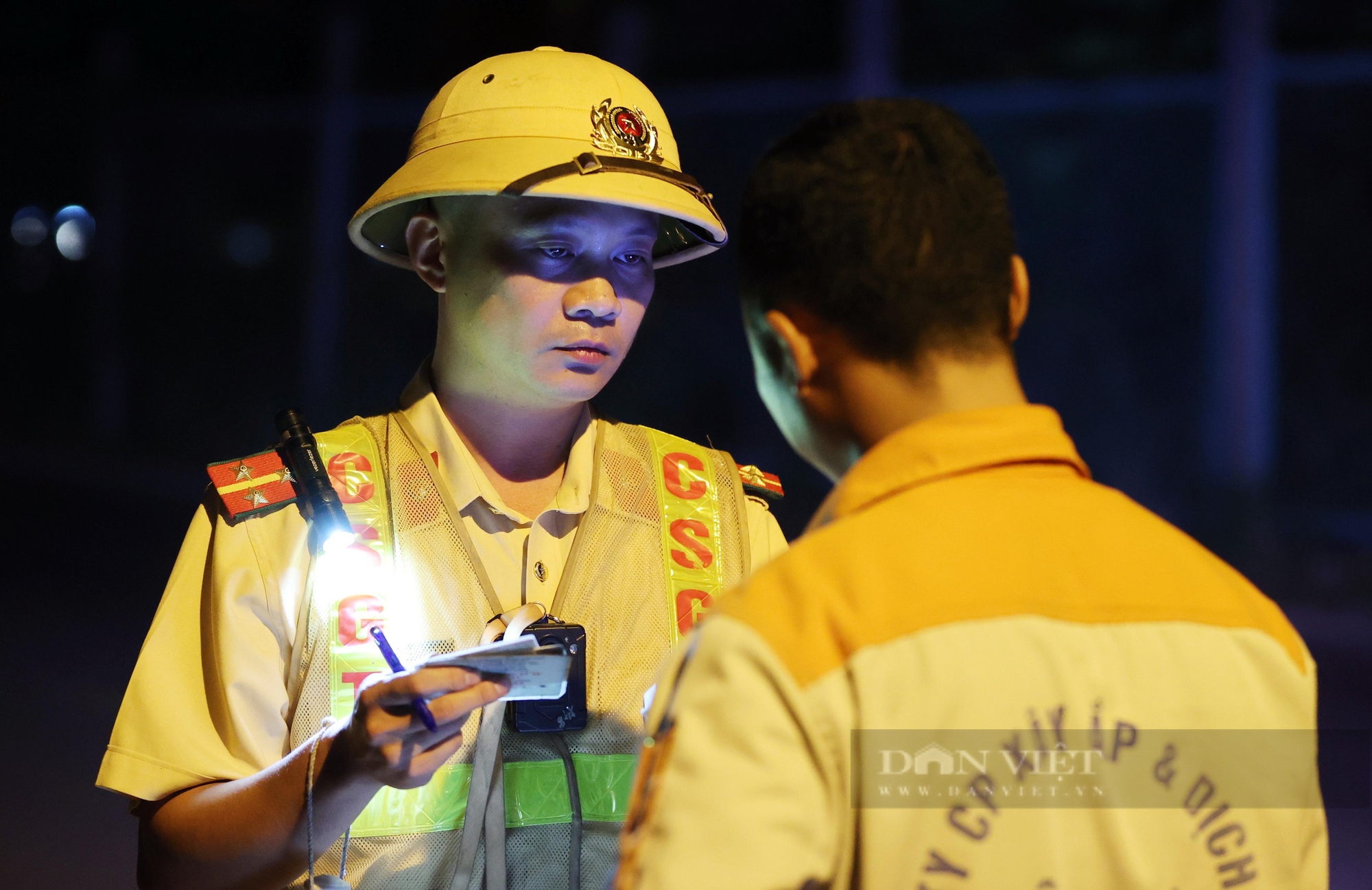 Lái xe không thổi, bỏ lại phương tiện vì vi phạm nồng độ cồn ở Hà Nội - Ảnh 26.