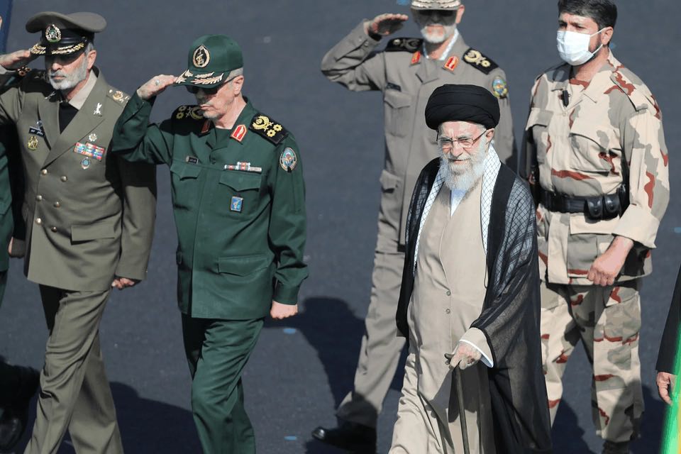 Bí mật cuộc đời và quyền lực tối thượng của Đại giáo chủ Iran Ayatollah Ali Khamenei  - Ảnh 2.