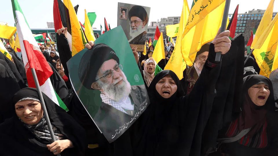 Bí mật cuộc đời và quyền lực tối thượng của Đại giáo chủ Iran Ayatollah Ali Khamenei  - Ảnh 3.