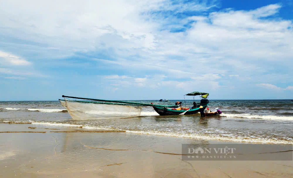 Ngư dân Hà Tĩnh trúng đậm mùa ruốc biển, bỏ túi tiền triệu sau mỗi chuyến ra khơi- Ảnh 2.