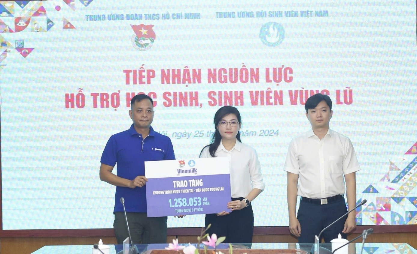 Chương trình “Vượt thiên tai – tiếp bước tương lai” của Vinamilk vượt cam kết 6 tỷ đồng hỗ trợ trẻ em vùng bão lũ - Ảnh 1.