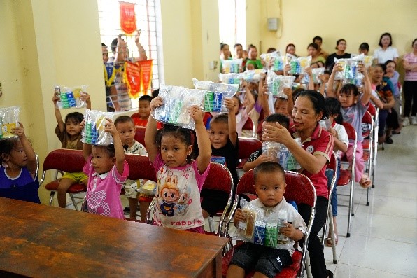 Vinamilk nhân đôi đóng góp, vượt cam kết hỗ trợ trẻ em vùng bão lũ