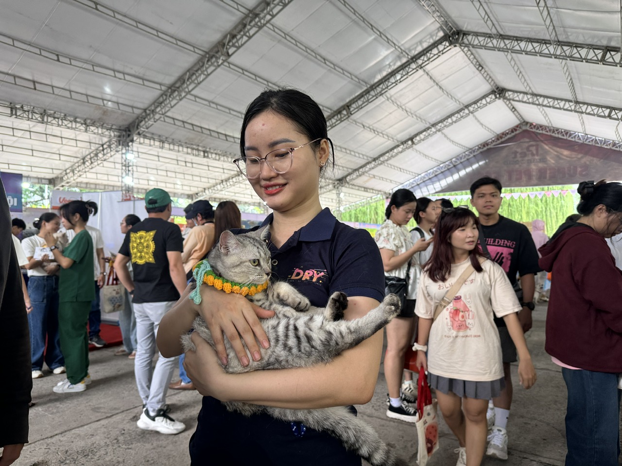 Chủ nuôi cùng người bạn bốn chân dự ngày hội lần đầu tiên tổ chức tại Việt Nam - Ảnh 1.