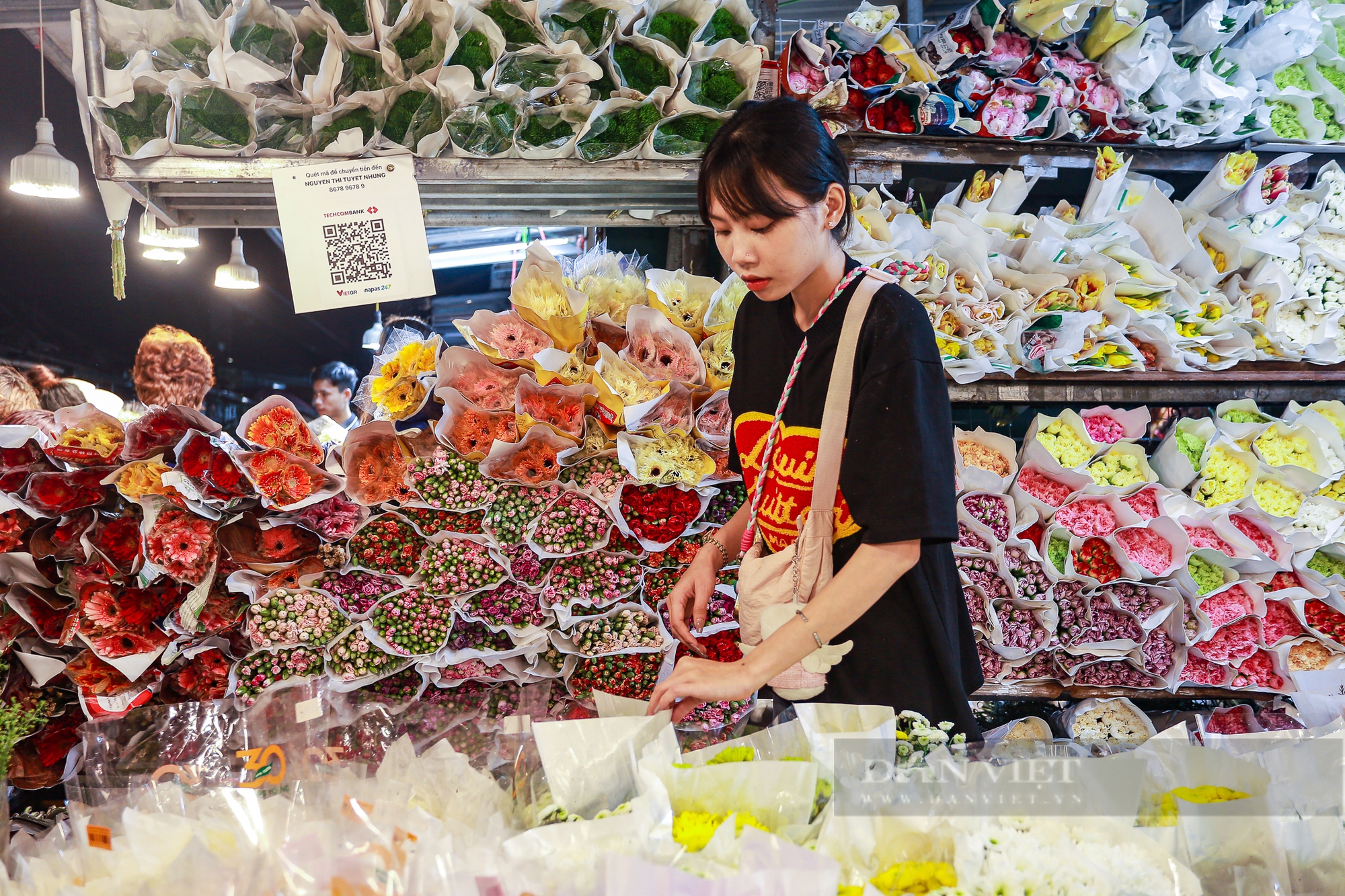 Người dân ùn ùn đổ về chợ hoa lớn nhất Hà Nội trước ngày Phụ nữ Việt Nam 20/10 - Ảnh 4.