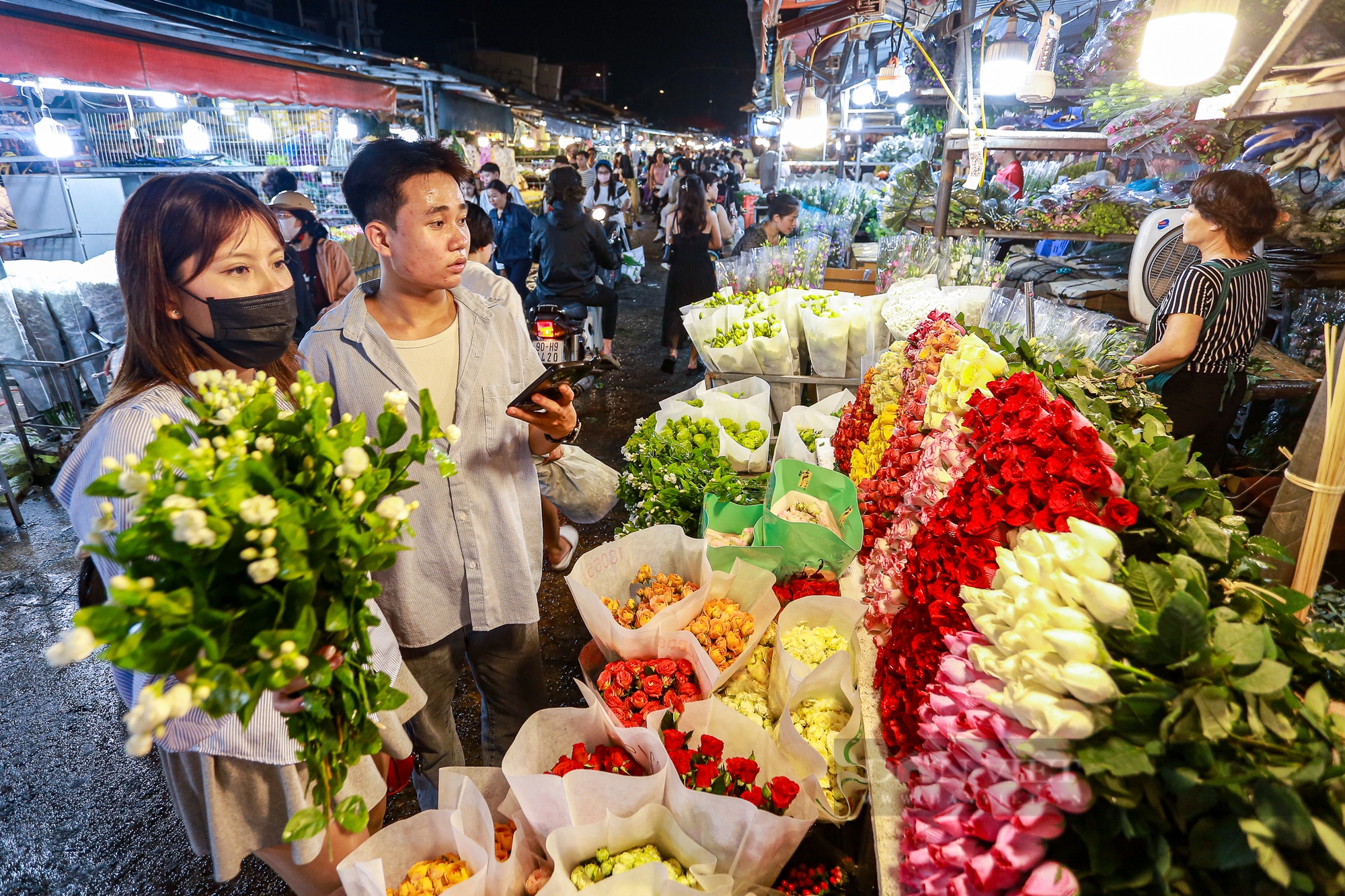 Người dân ùn ùn đổ về chợ hoa lớn nhất Hà Nội trước ngày Phụ nữ Việt Nam 20/10 - Ảnh 8.