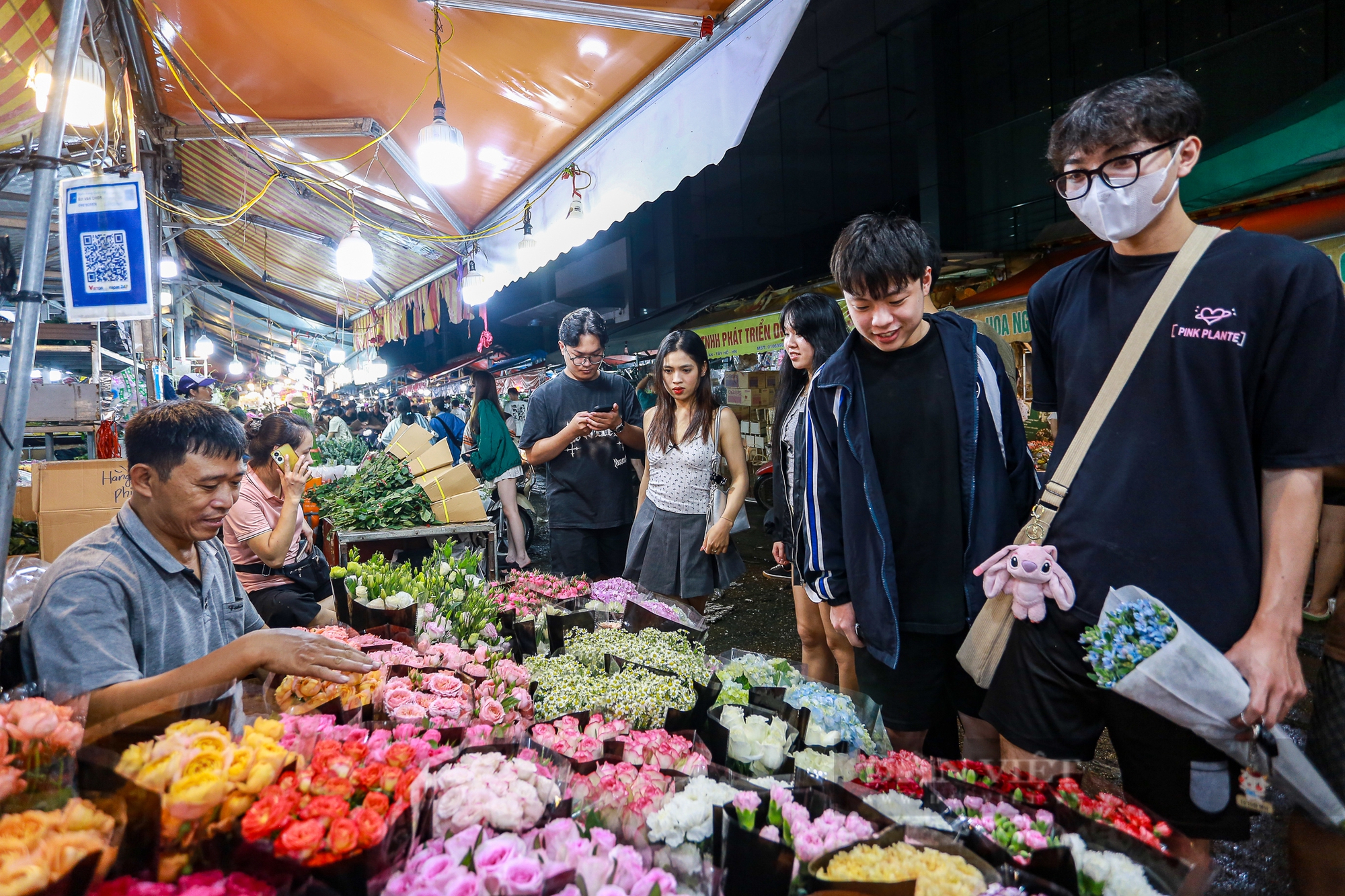 Người dân ùn ùn đổ về chợ hoa lớn nhất Hà Nội trước ngày Phụ nữ Việt Nam 20/10 - Ảnh 13.