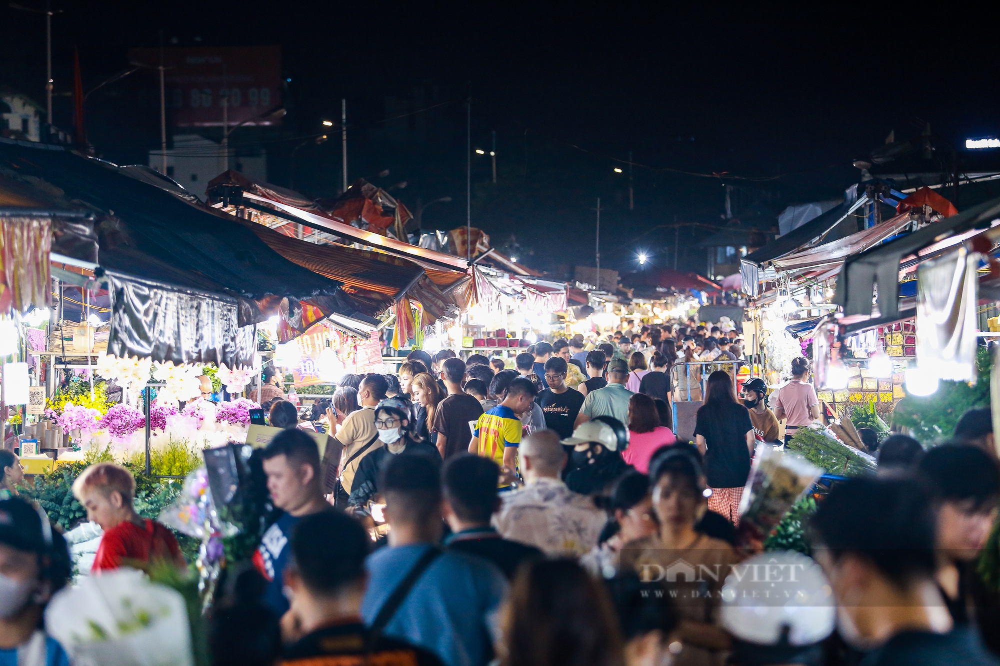 Người dân ùn ùn đổ về chợ hoa lớn nhất Hà Nội trước ngày Phụ nữ Việt Nam 20/10 - Ảnh 1.