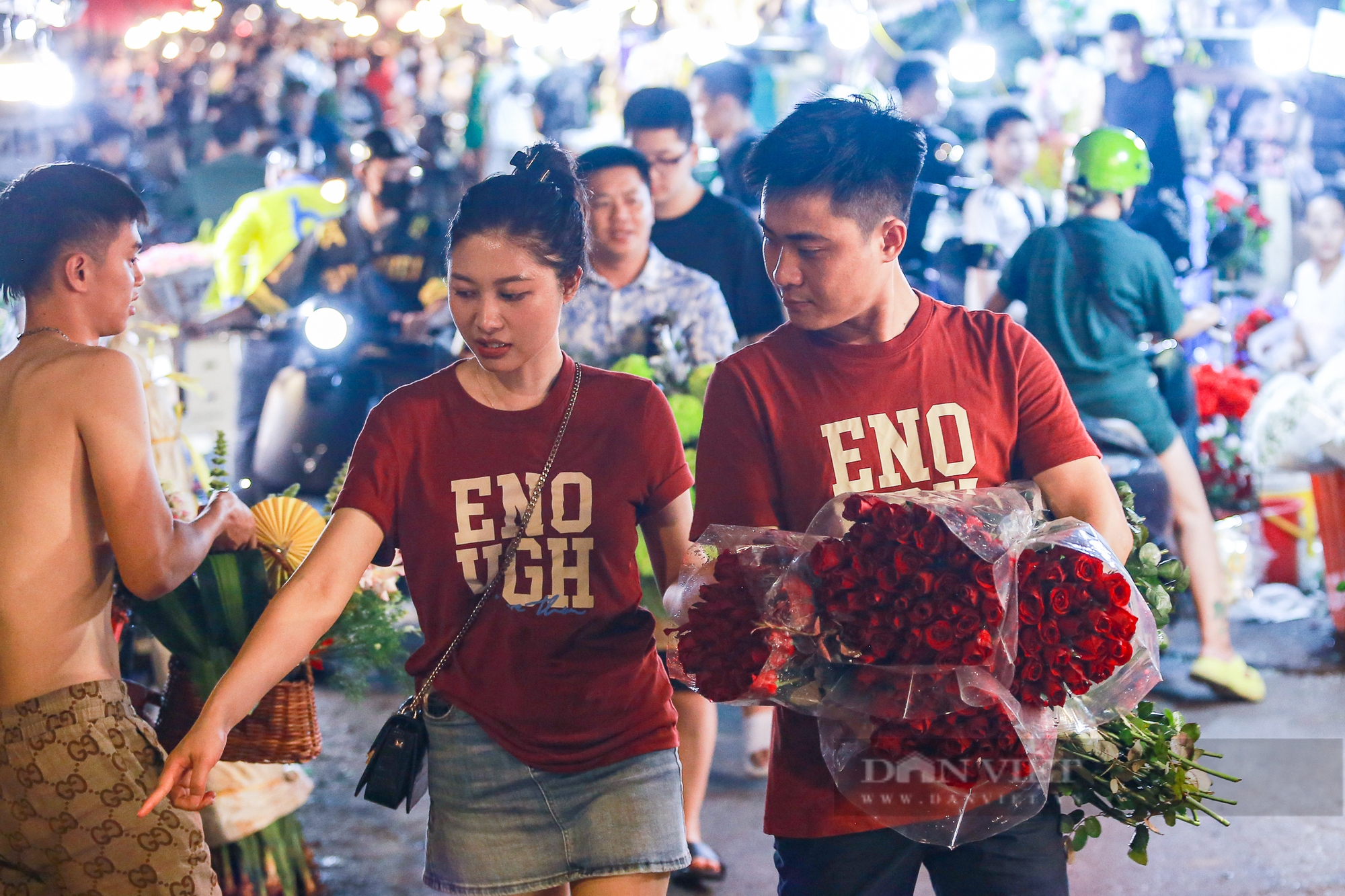 Người dân ùn ùn đổ về chợ hoa lớn nhất Hà Nội trước ngày Phụ nữ Việt Nam 20/10 - Ảnh 10.