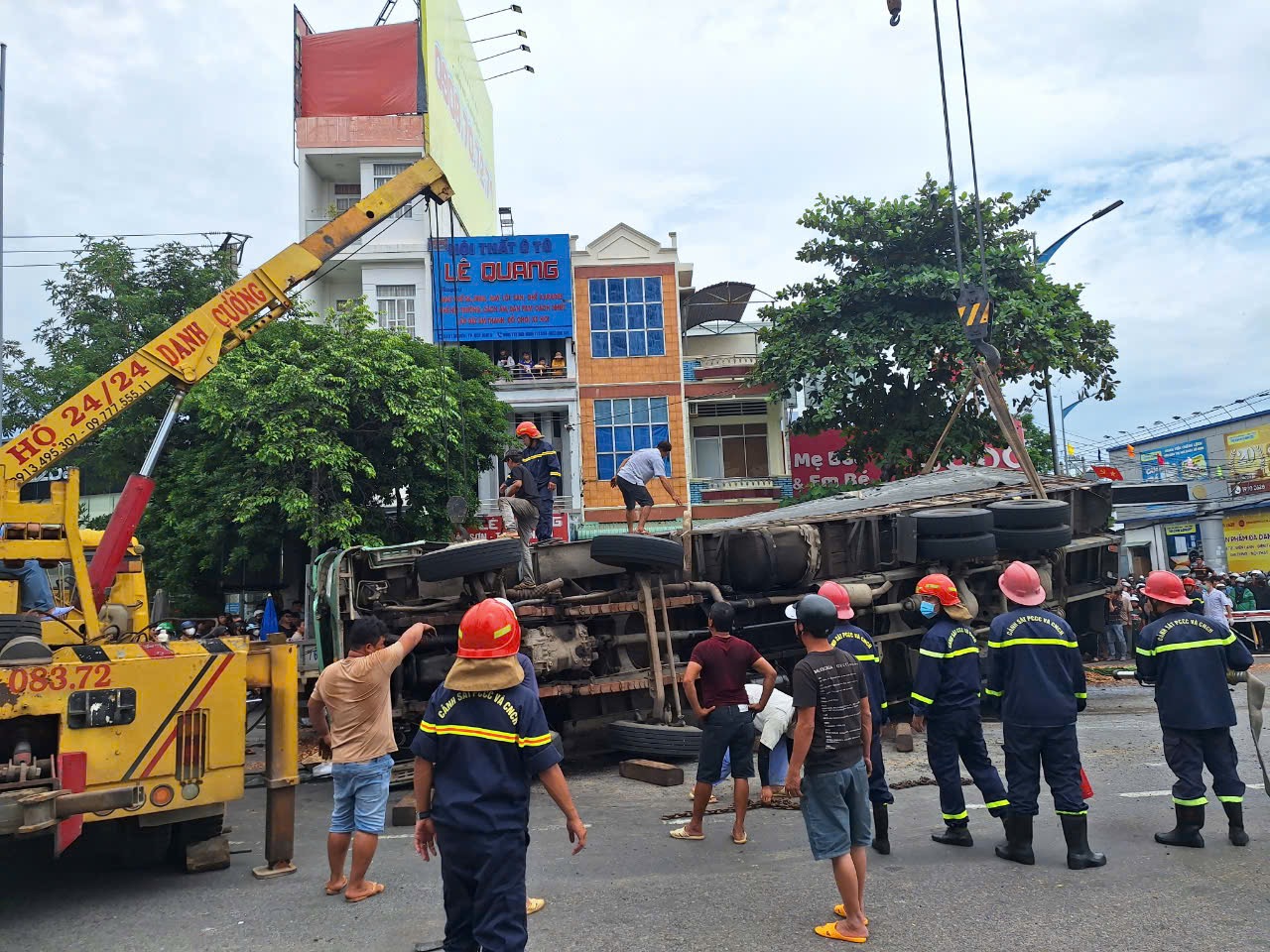 Chủ tịch tỉnh Bình Định họp "khẩn" sau vụ xe tải lật đè chết 3 người ở Quy Nhơn- Ảnh 2.