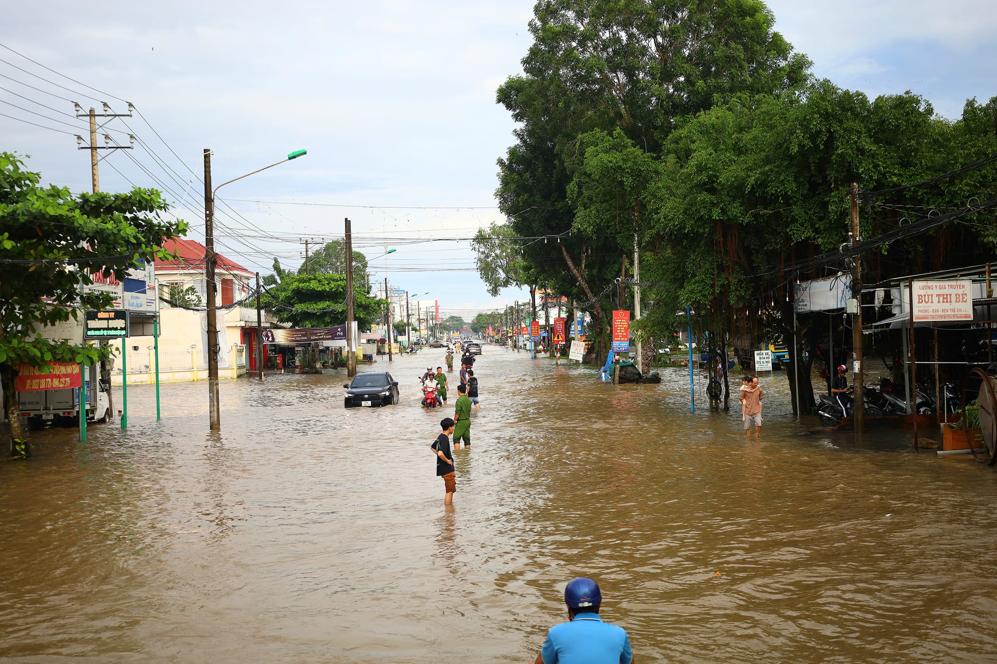 Nước ngập ở Cần Thơ: Triều cường vượt báo động III nhiều ngày liền, cuộc sống người dân đảo lộn - Ảnh 4.