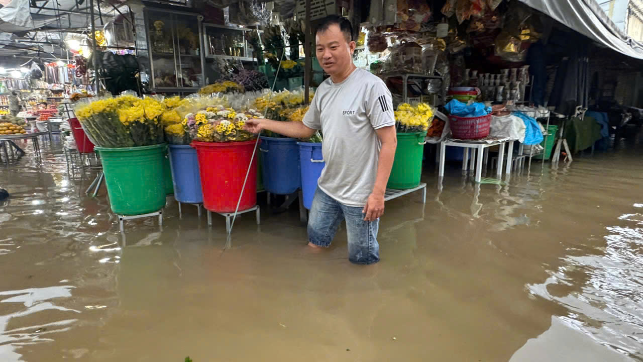 Nước ngập ở Cần Thơ: Triều cường vượt báo động III nhiều ngày liền, cuộc sống người dân đảo lộn - Ảnh 7.