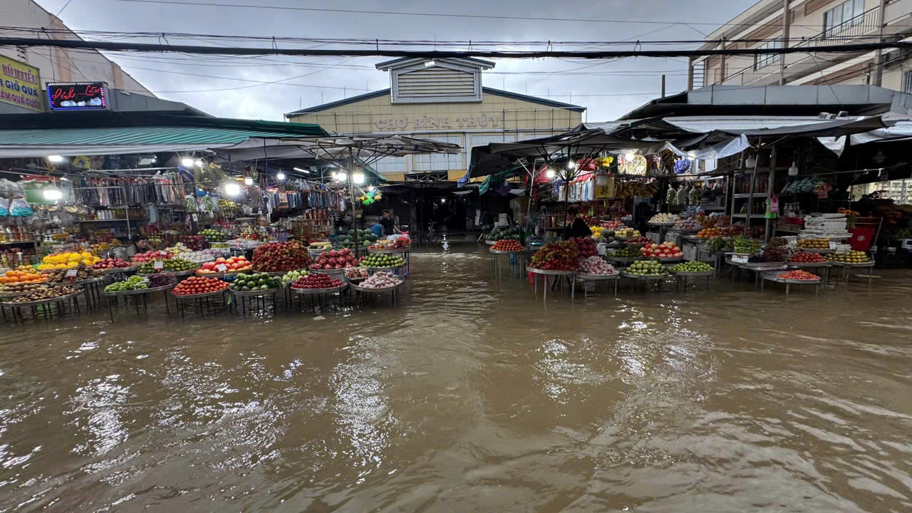 Nước ngập ở Cần Thơ: Triều cường vượt báo động III nhiều ngày liền, cuộc sống người dân đảo lộn - Ảnh 6.